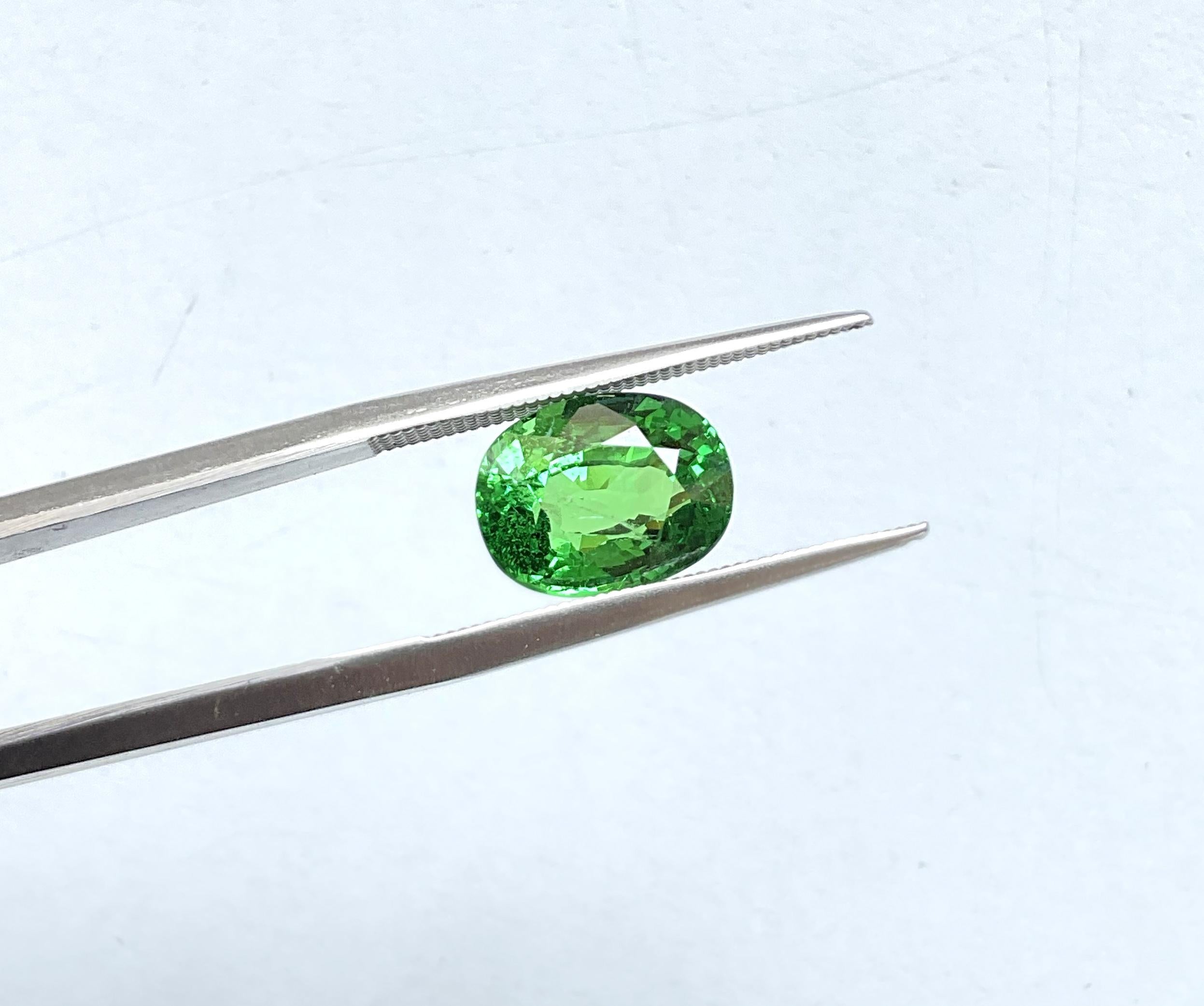 4.20 Carats Top Quality Tanzania Tsavorite Oval Cutstone For jewelry Natural Gem For Sale 3