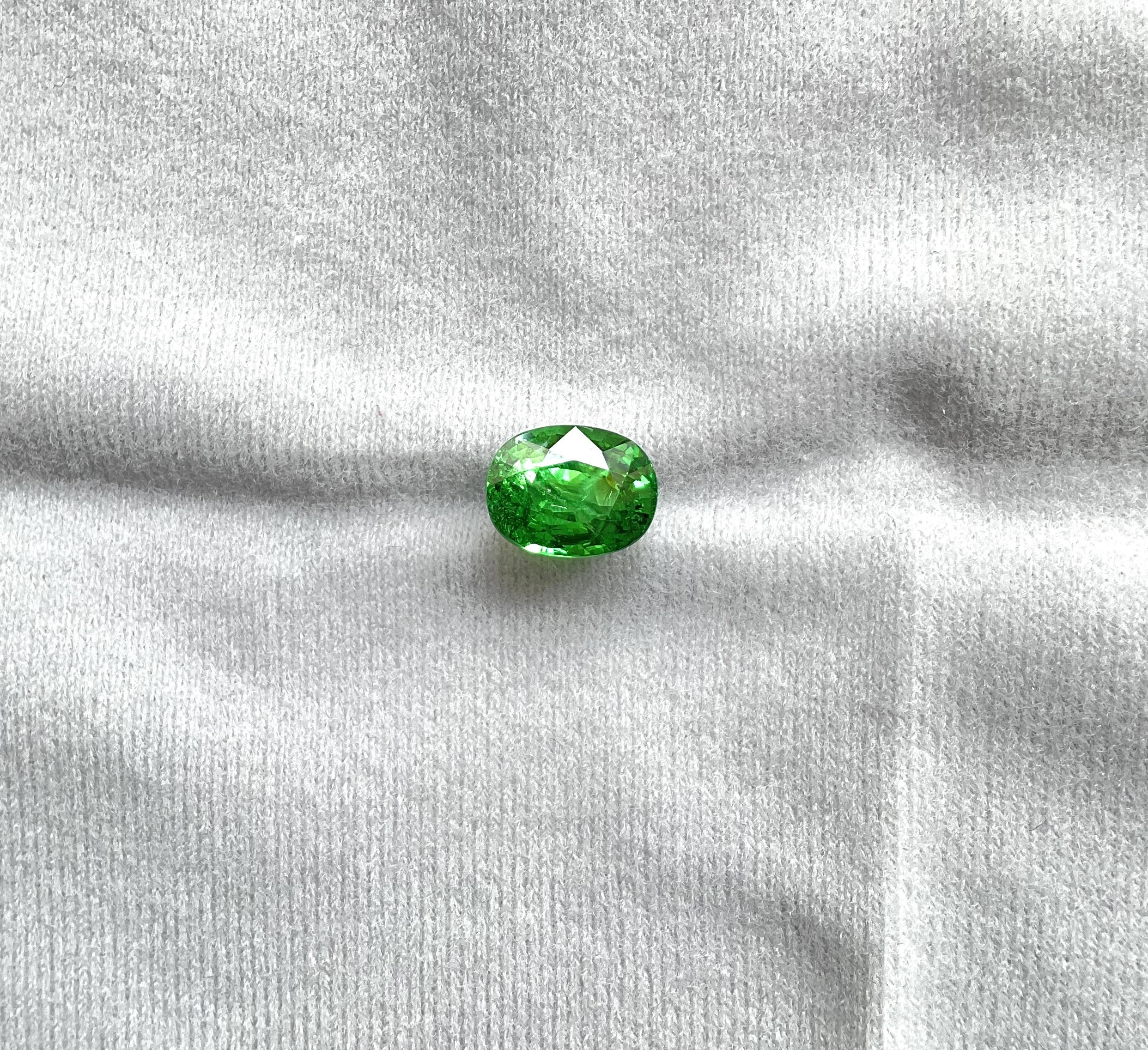4.20 Carats Top Quality Tanzania Tsavorite Oval Cutstone For jewelry Natural Gem For Sale 4