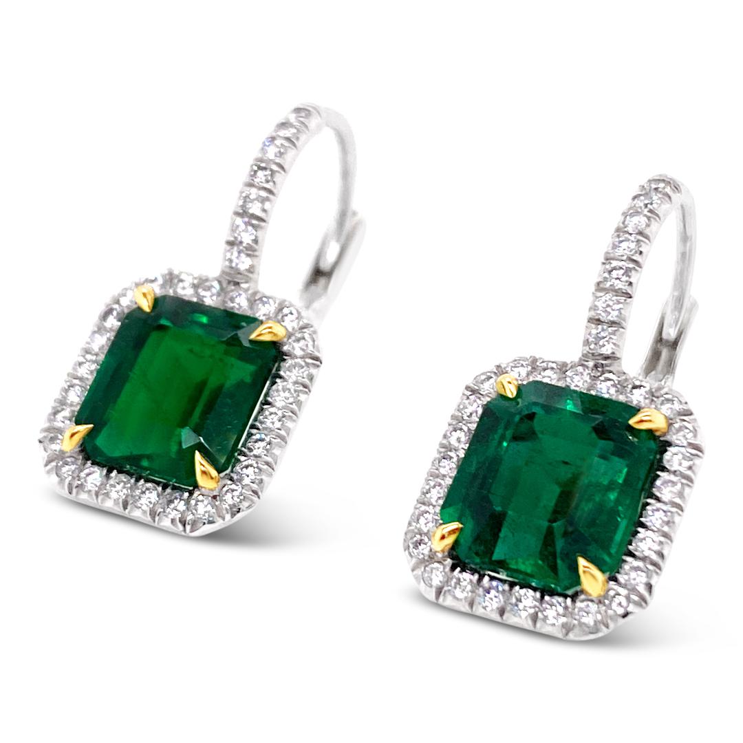 4.20 Karat (Gesamtgewicht) Smaragd und Diamant Halo Ohrringe in Platin mit 18K Gelbgold Fassung.  Das Gesamtgewicht des Diamanten beträgt 0,40 Karat.