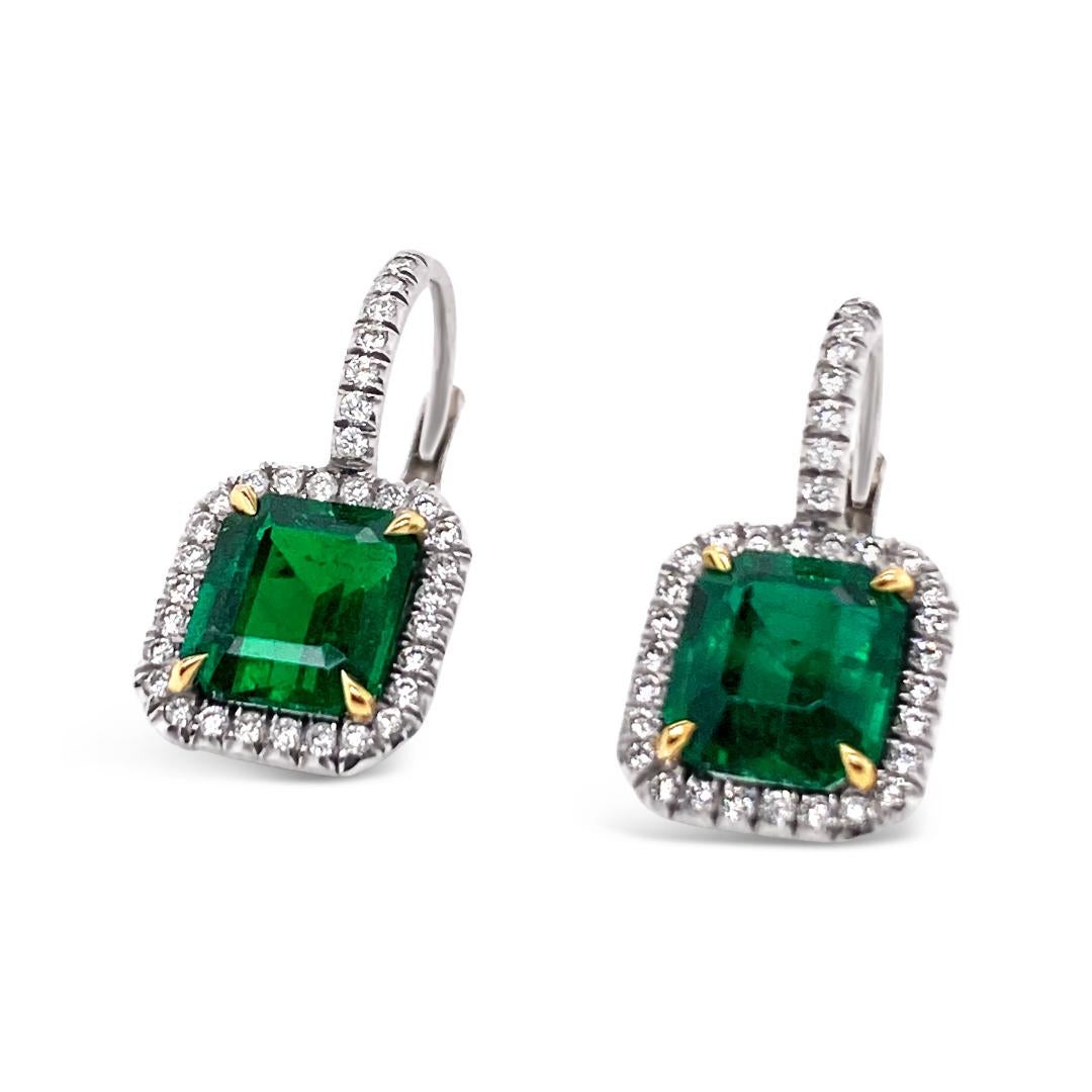 4,20 Karat 'Gesamtgewicht' Smaragd und Diamant Halo Platin-Ohrringe im Zustand „Hervorragend“ im Angebot in Palm Beach, FL