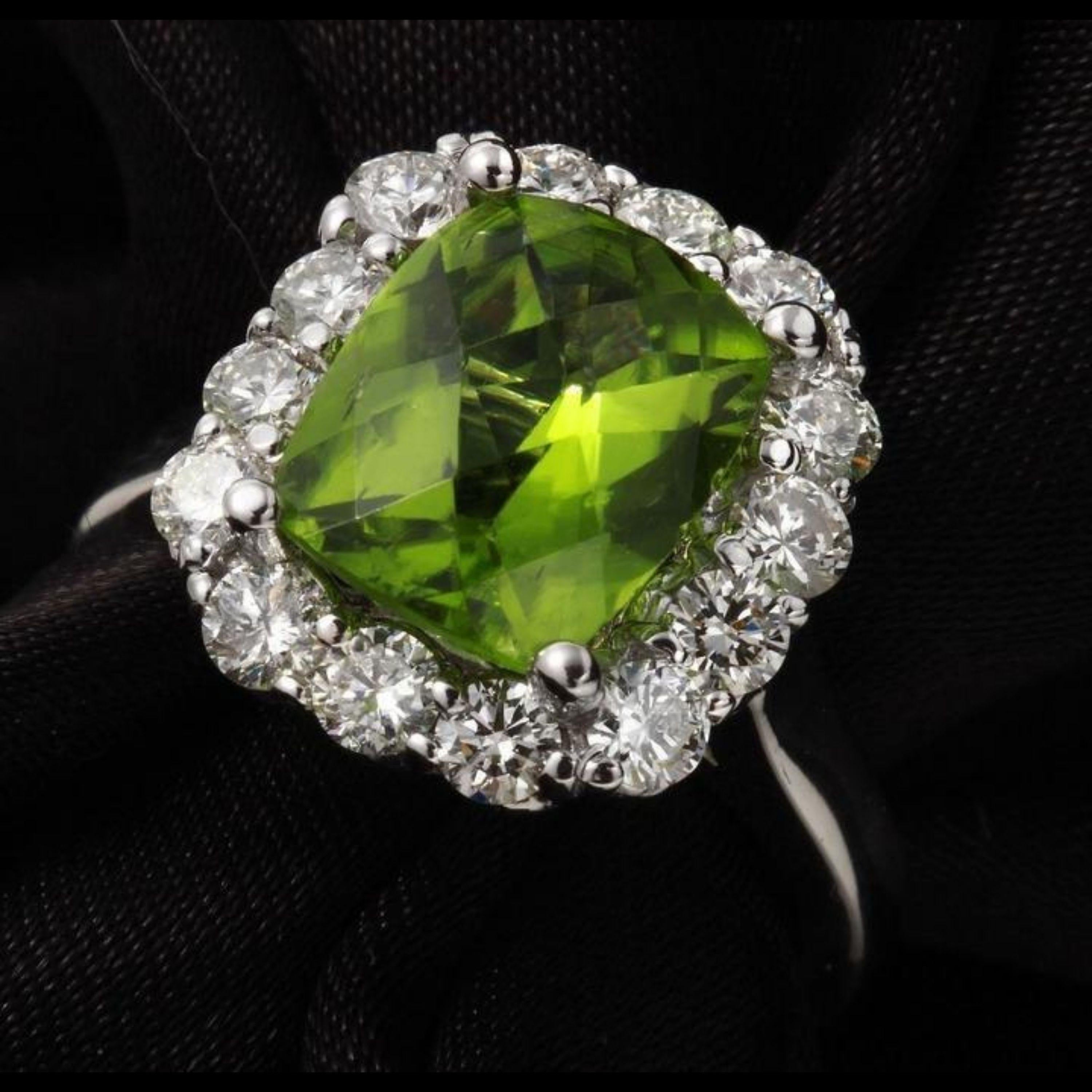 4.20 Ct Natural Very Nice Looking Peridot and Diamond 14K Solid White Gold Ring In New Condition For Sale In Los Angeles, CA