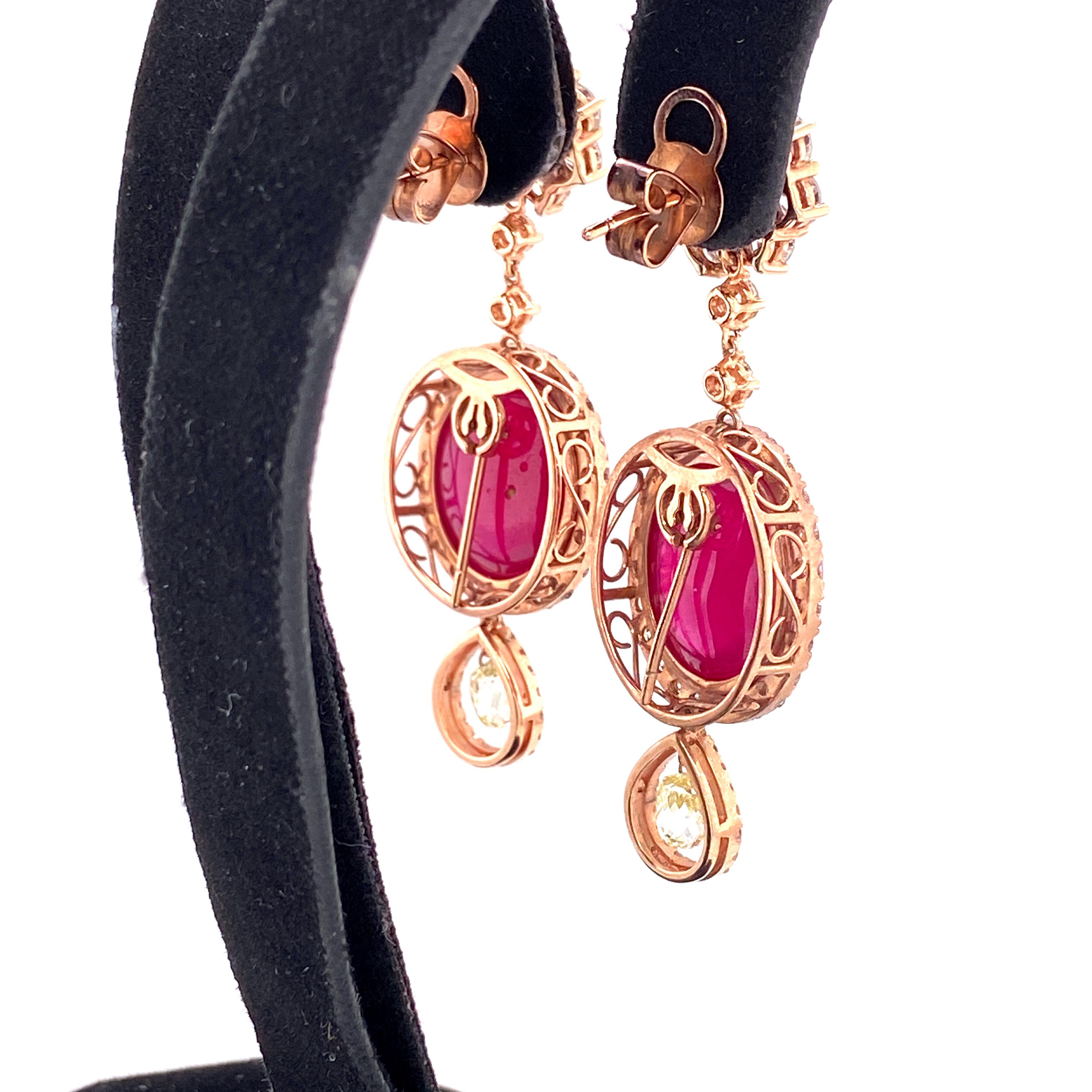 42,02 Karat Rubin Cabochon, rosa Diamant und Diamant Briolette Gold Ohrringe im Angebot 1