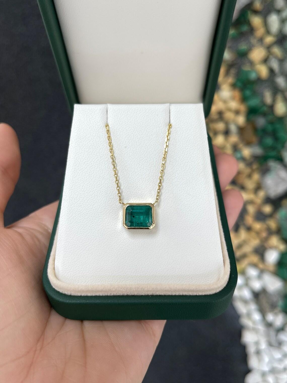 Moderno 4,20 ct 14K Collana solitario con castone taglio smeraldo Est-Ovest Greene & Greene in vendita