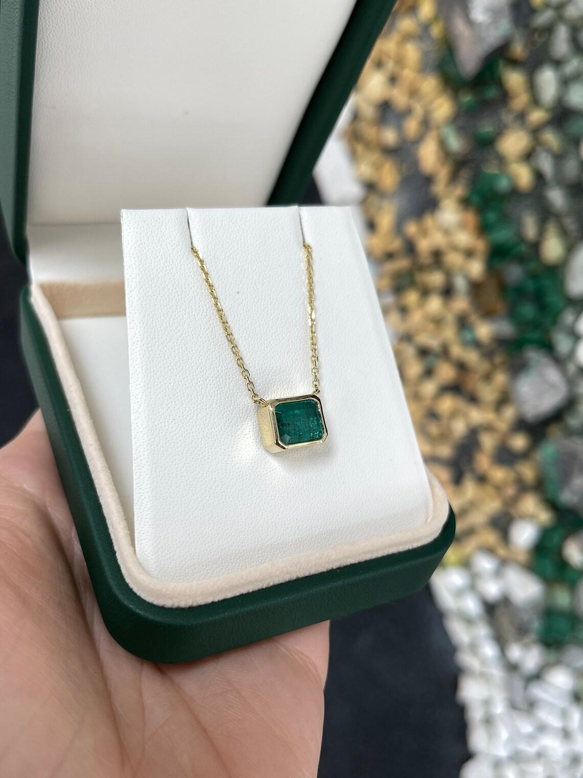 Taglio smeraldo 4,20 ct 14K Collana solitario con castone taglio smeraldo Est-Ovest Greene & Greene in vendita