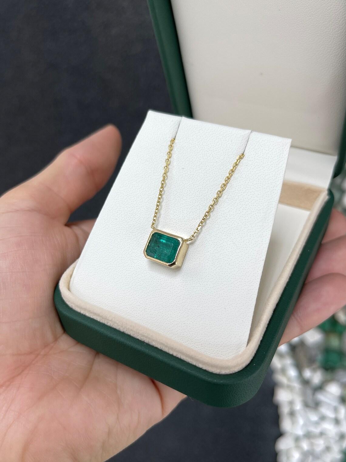 4,20 ct 14K Collana solitario con castone taglio smeraldo Est-Ovest Greene & Greene In condizioni Nuovo in vendita a Jupiter, FL