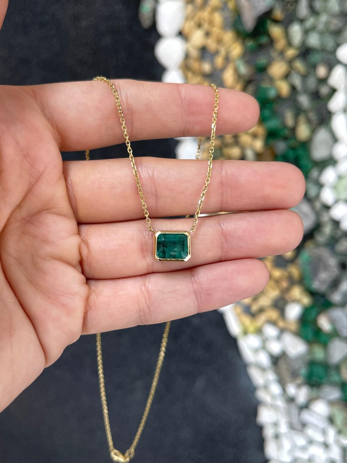 Donna 4,20 ct 14K Collana solitario con castone taglio smeraldo Est-Ovest Greene & Greene in vendita