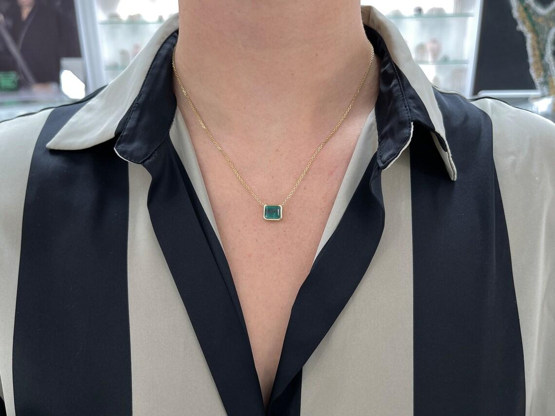 4,20 ct 14K Collana solitario con castone taglio smeraldo Est-Ovest Greene & Greene in vendita 2
