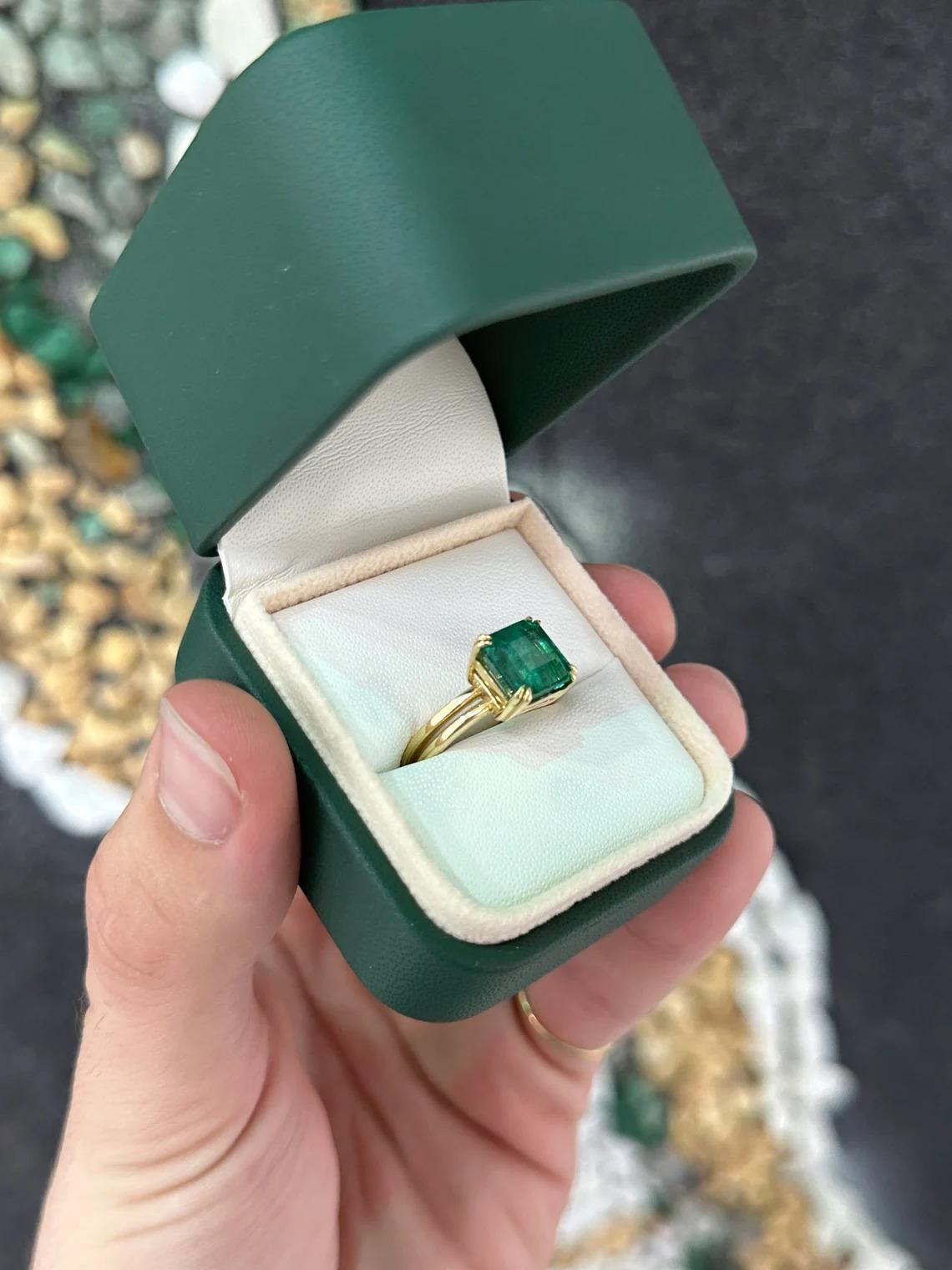 Women's 4.20ct 18K AAA Quality Vivid Dark Green Asscher Cut Emerald Solitaire Gold Ring For Sale