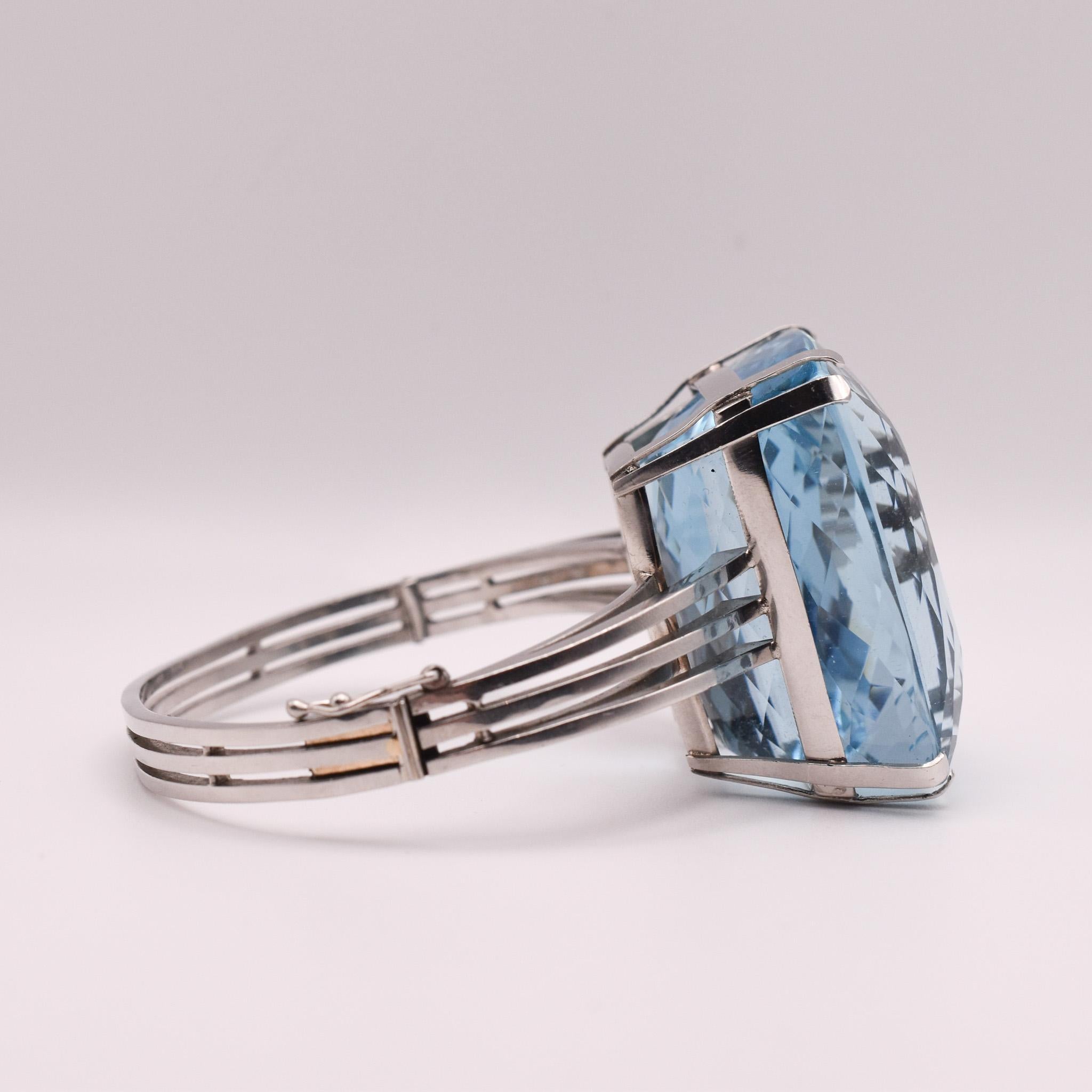 420ct Aquamarine Platinum Bangle In Excellent Condition For Sale In New York, NY