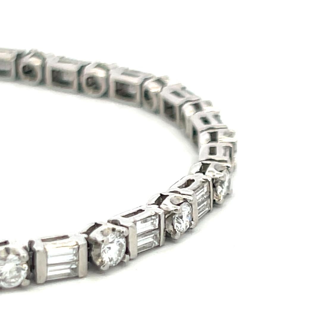 Pulsera de tenis de platino con diamantes redondos brillantes y baguette de 4,20 ct (F VS) en venta 5