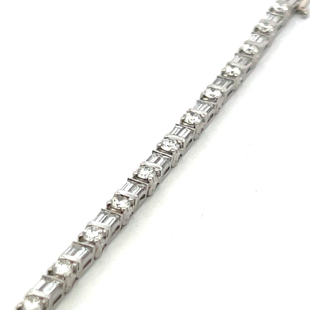 Pulsera de tenis de platino con diamantes redondos brillantes y baguette de 4,20 ct (F VS) en venta 6