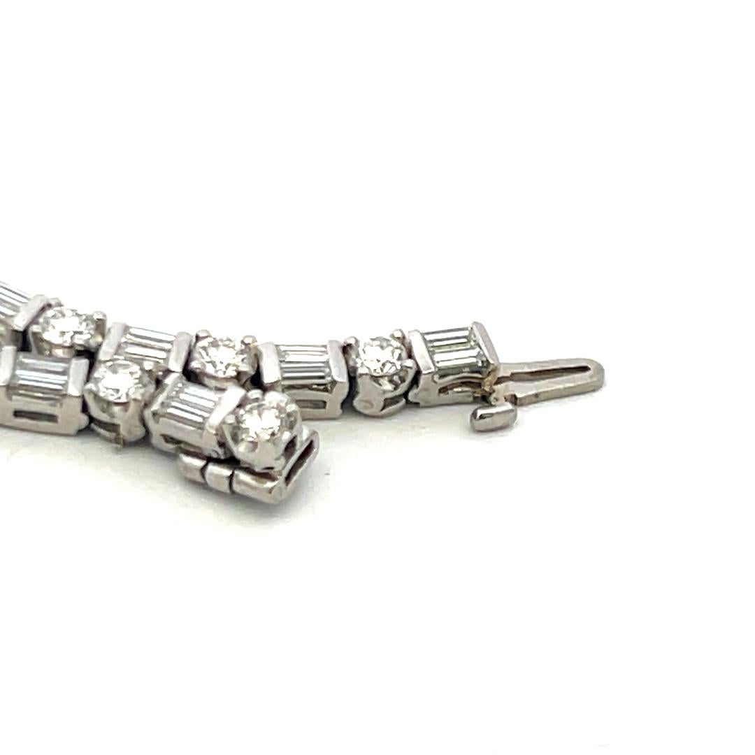 Pulsera de tenis de platino con diamantes redondos brillantes y baguette de 4,20 ct (F VS) en venta 7