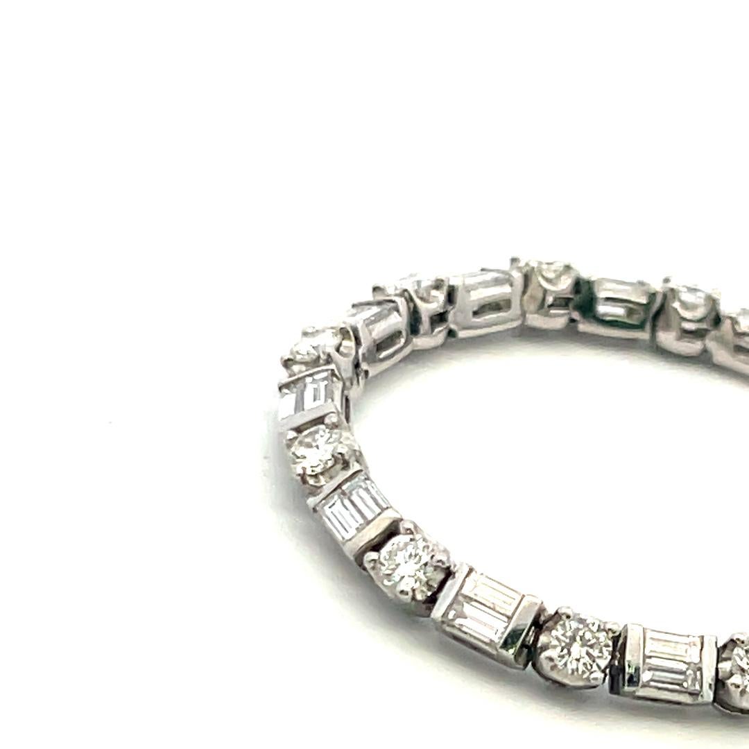 Pulsera de tenis de platino con diamantes redondos brillantes y baguette de 4,20 ct (F VS) en venta 8