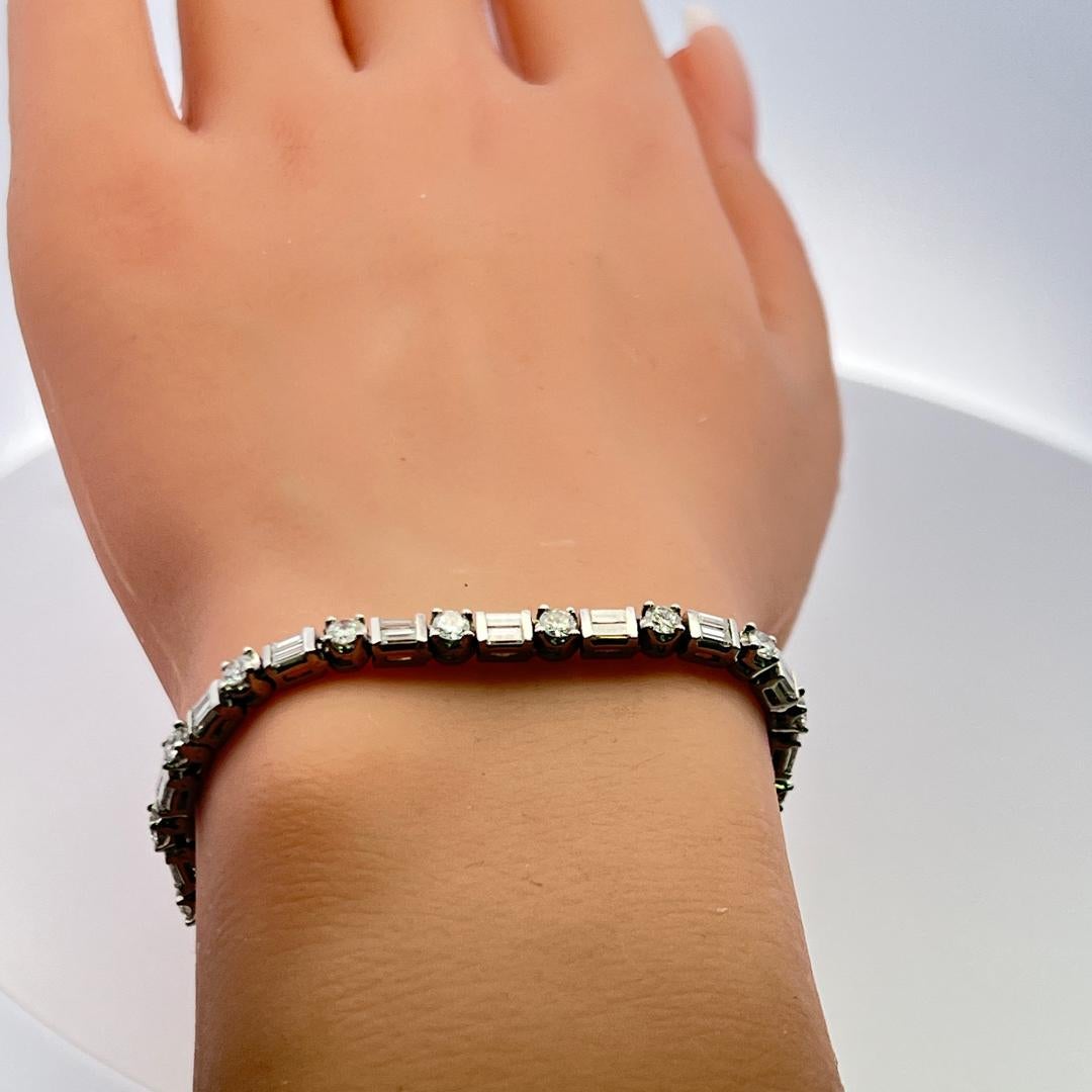 Pulsera de tenis de platino con diamantes redondos brillantes y baguette de 4,20 ct (F VS) en venta 9