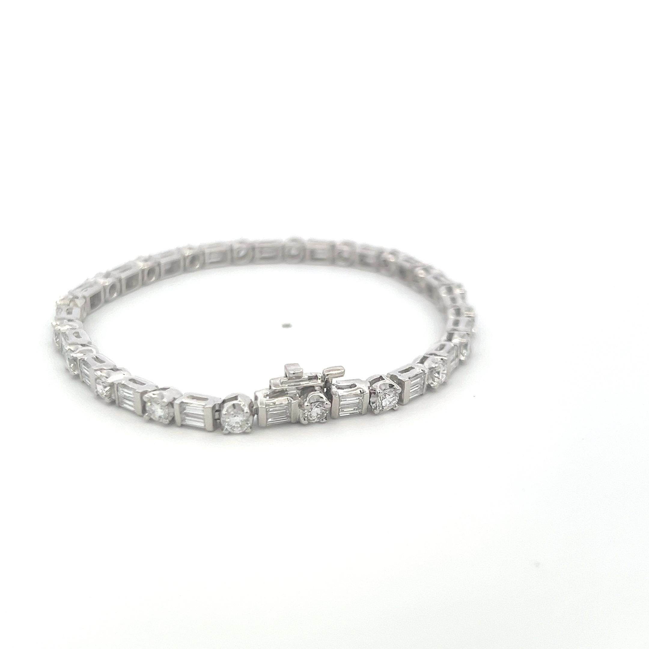Pulsera de tenis de platino con diamantes redondos brillantes y baguette de 4,20 ct (F VS) Corte brillante en venta