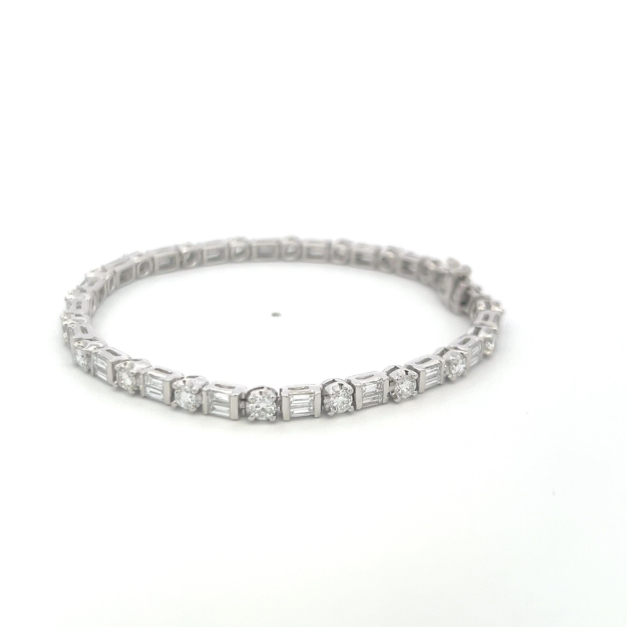 Pulsera de tenis de platino con diamantes redondos brillantes y baguette de 4,20 ct (F VS) en Bueno estado para la venta en New York, NY
