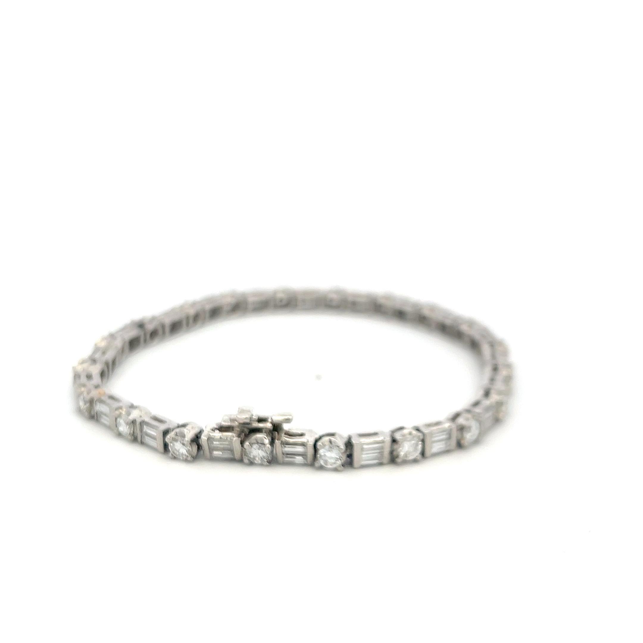Pulsera de tenis de platino con diamantes redondos brillantes y baguette de 4,20 ct (F VS) en venta 1