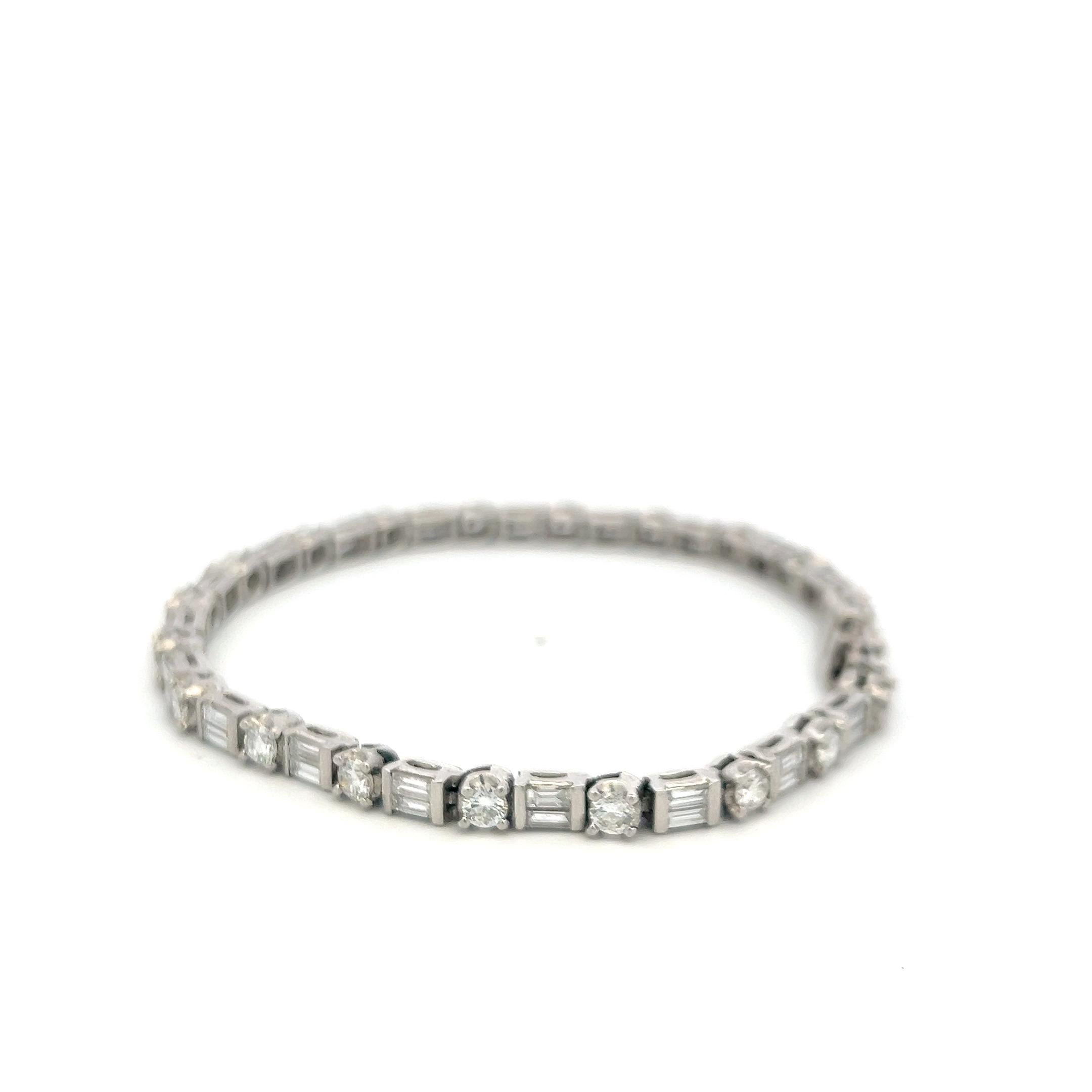 Pulsera de tenis de platino con diamantes redondos brillantes y baguette de 4,20 ct (F VS) en venta 2