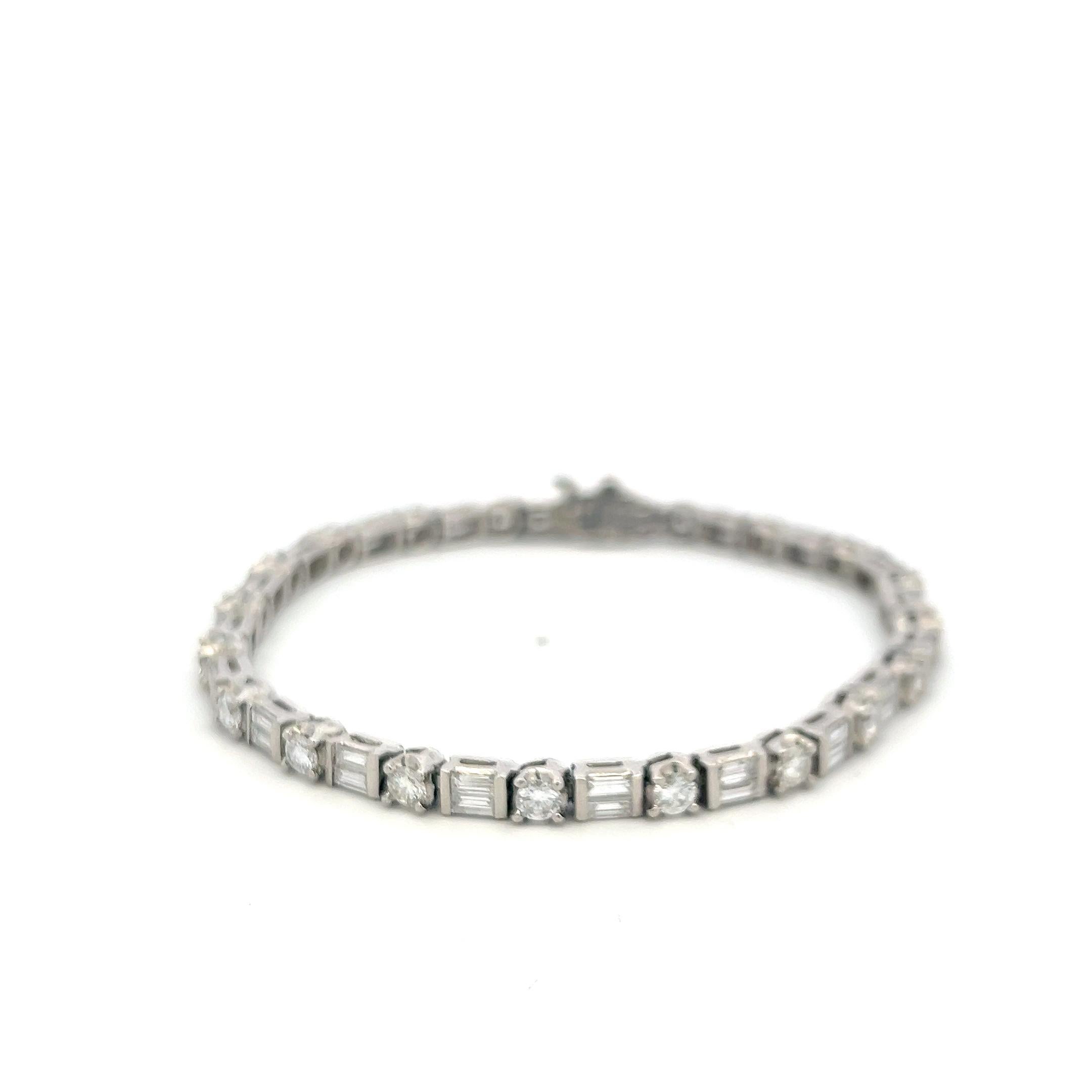 Pulsera de tenis de platino con diamantes redondos brillantes y baguette de 4,20 ct (F VS) en venta 3
