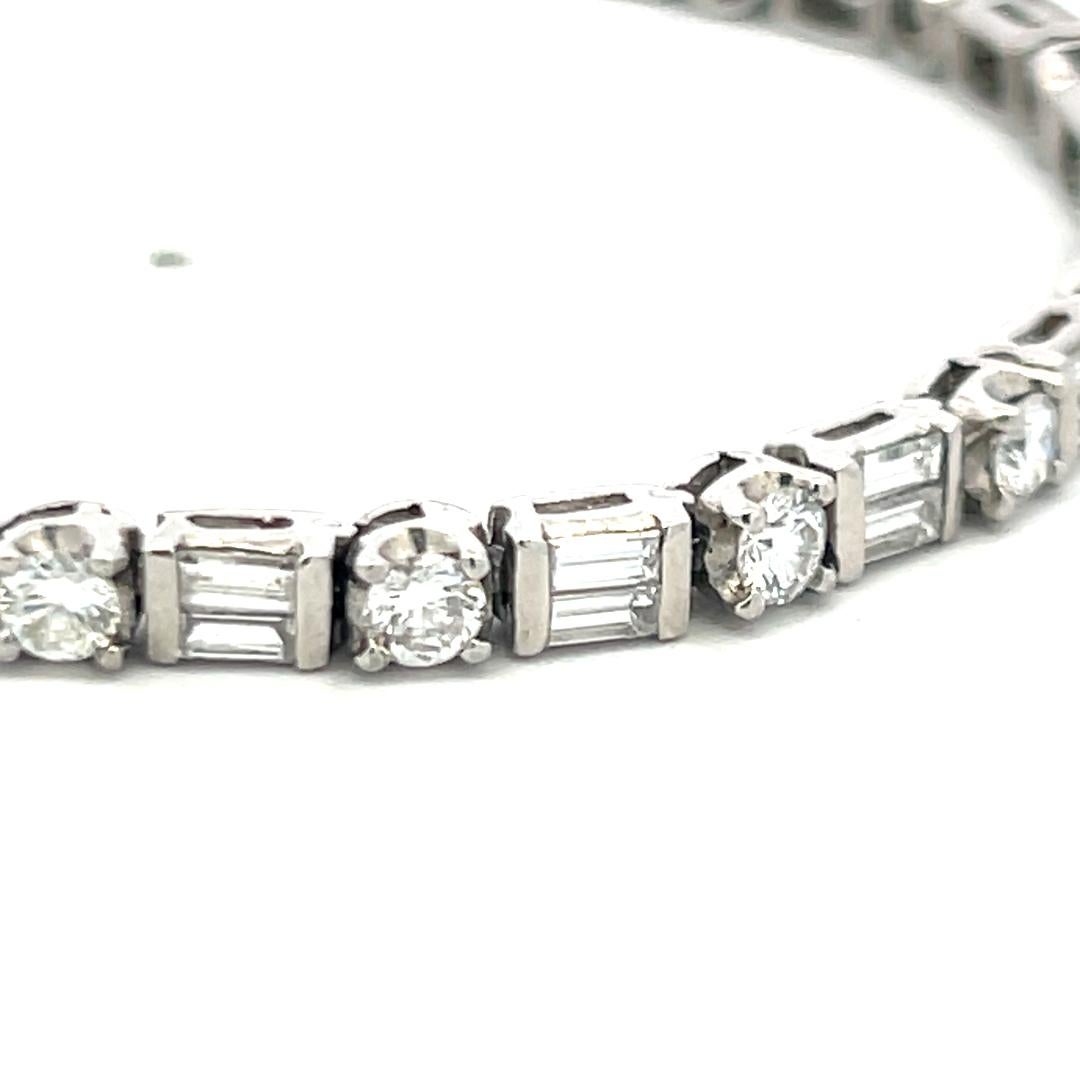 Pulsera de tenis de platino con diamantes redondos brillantes y baguette de 4,20 ct (F VS) en venta 4