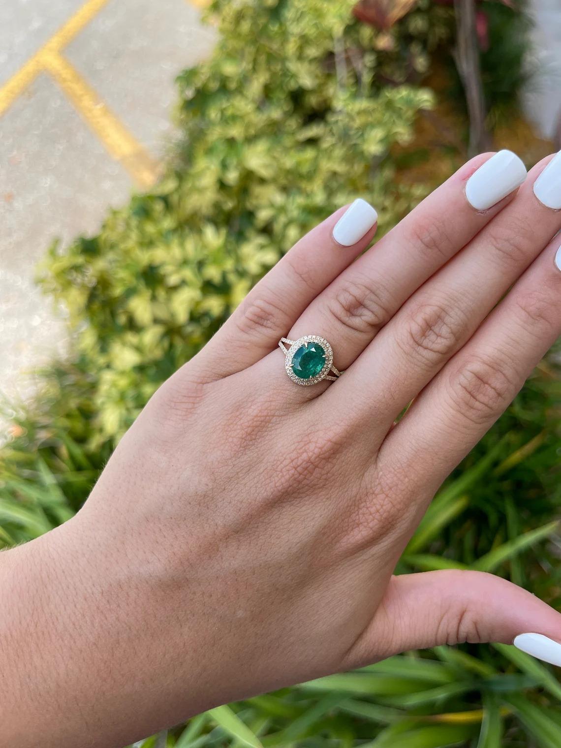 4,20tcw 14K natürlicher Smaragd-Ovalschliff & Diamant-Ring mit doppeltem Halo aus Gelbgold (Moderne) im Angebot
