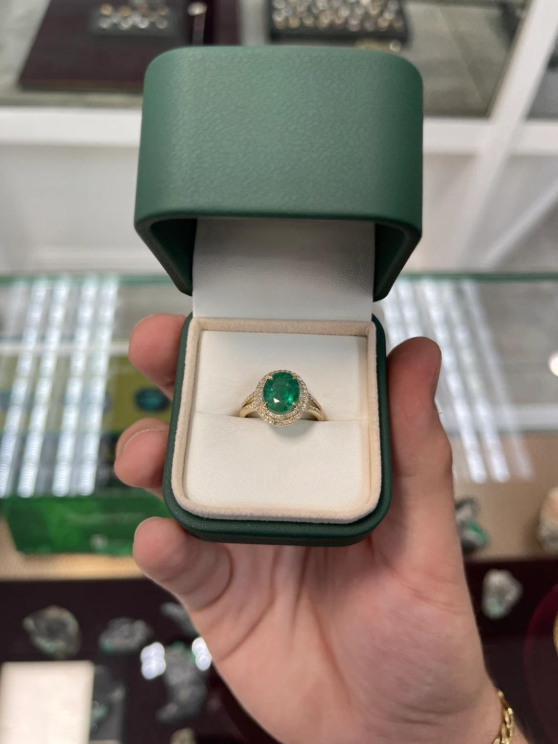 4,20tcw 14K natürlicher Smaragd-Ovalschliff & Diamant-Ring mit doppeltem Halo aus Gelbgold im Angebot 2