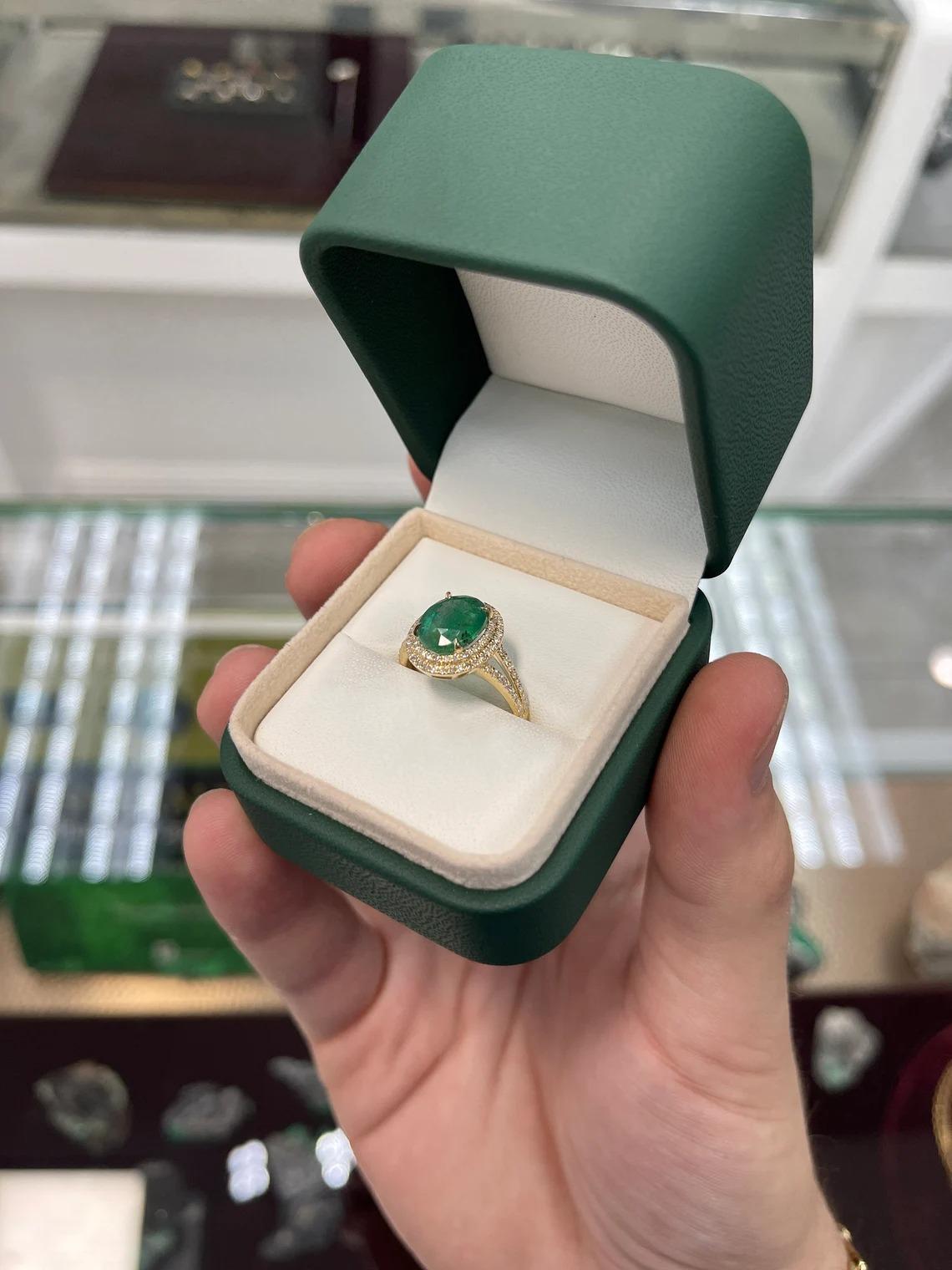 4,20tcw 14K natürlicher Smaragd-Ovalschliff & Diamant-Ring mit doppeltem Halo aus Gelbgold im Angebot 3