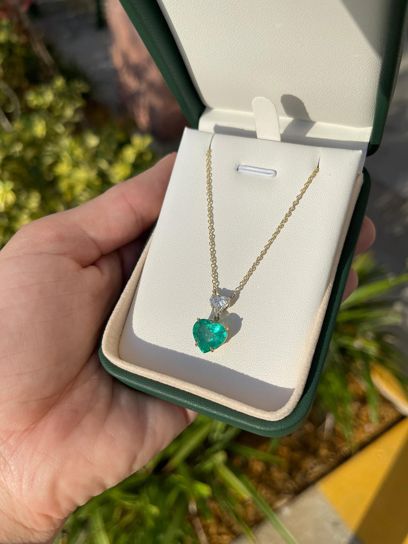 Women's 4.20tcw Fine Quality Natural Colombian Emerald Heart & Diamond Necklace 18K For Sale