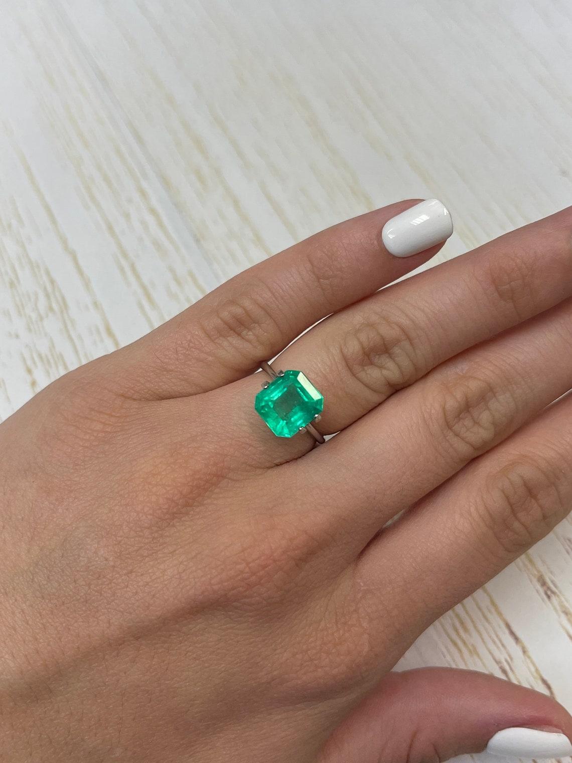 Women's or Men's 4.21 Carat Chunky Cut Yellowish Green Colombian Emerald - Genuine May Birthstone For Sale