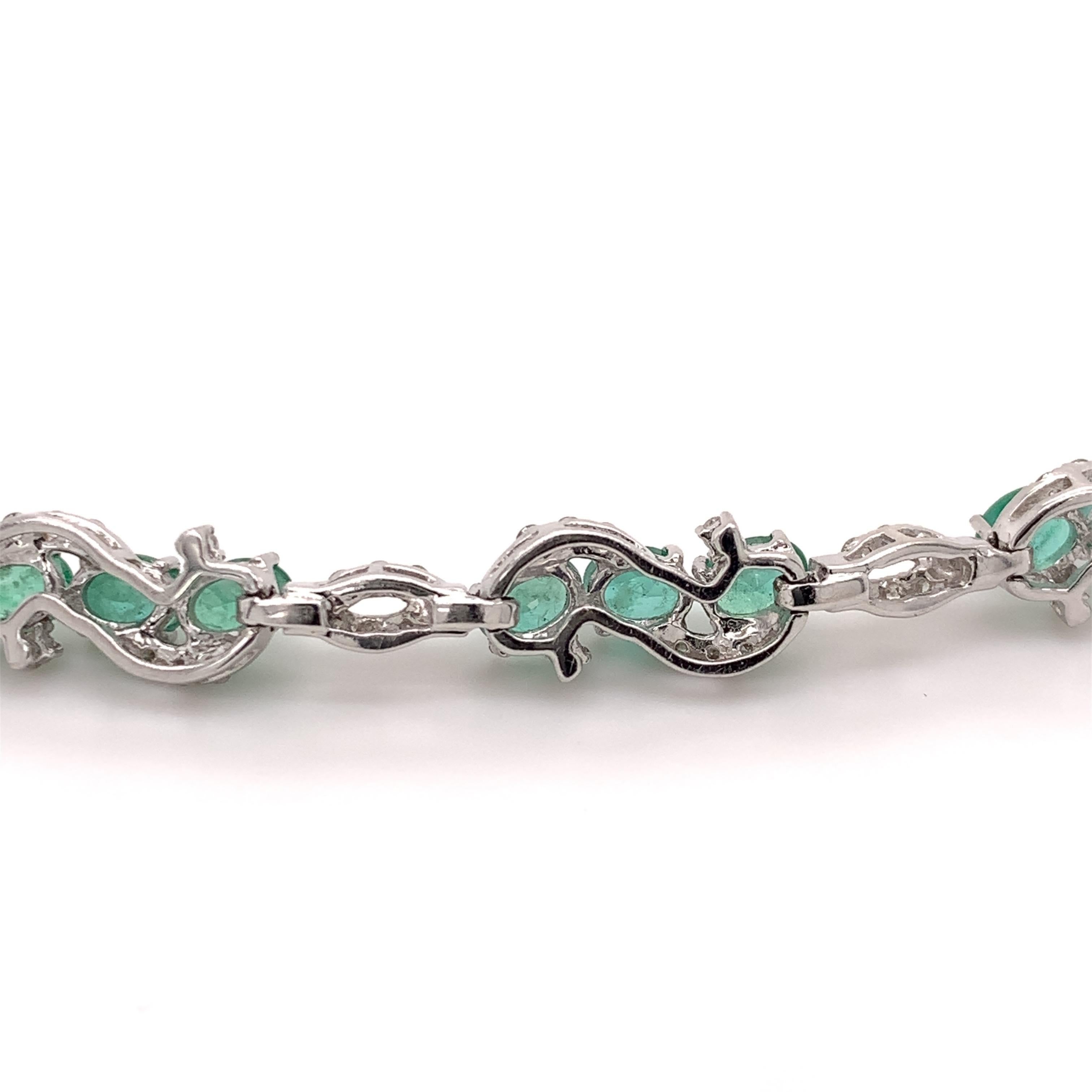 Contemporary 4.21 Carat Emerald Diamond Bracelet For Sale