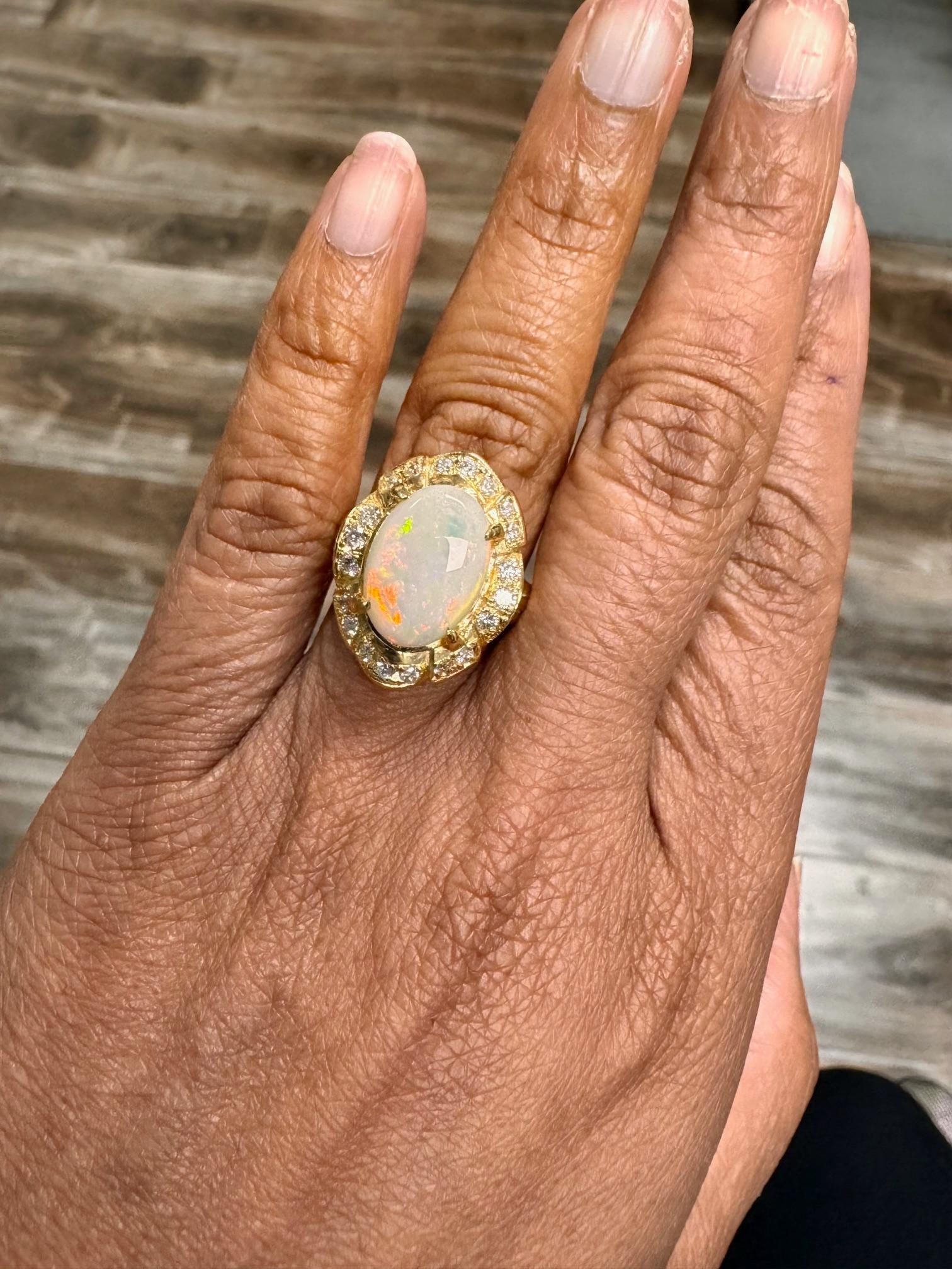 4,21 Karat Ovalschliff Natürlicher Opal Diamant Gelbgold Ring im Angebot 3