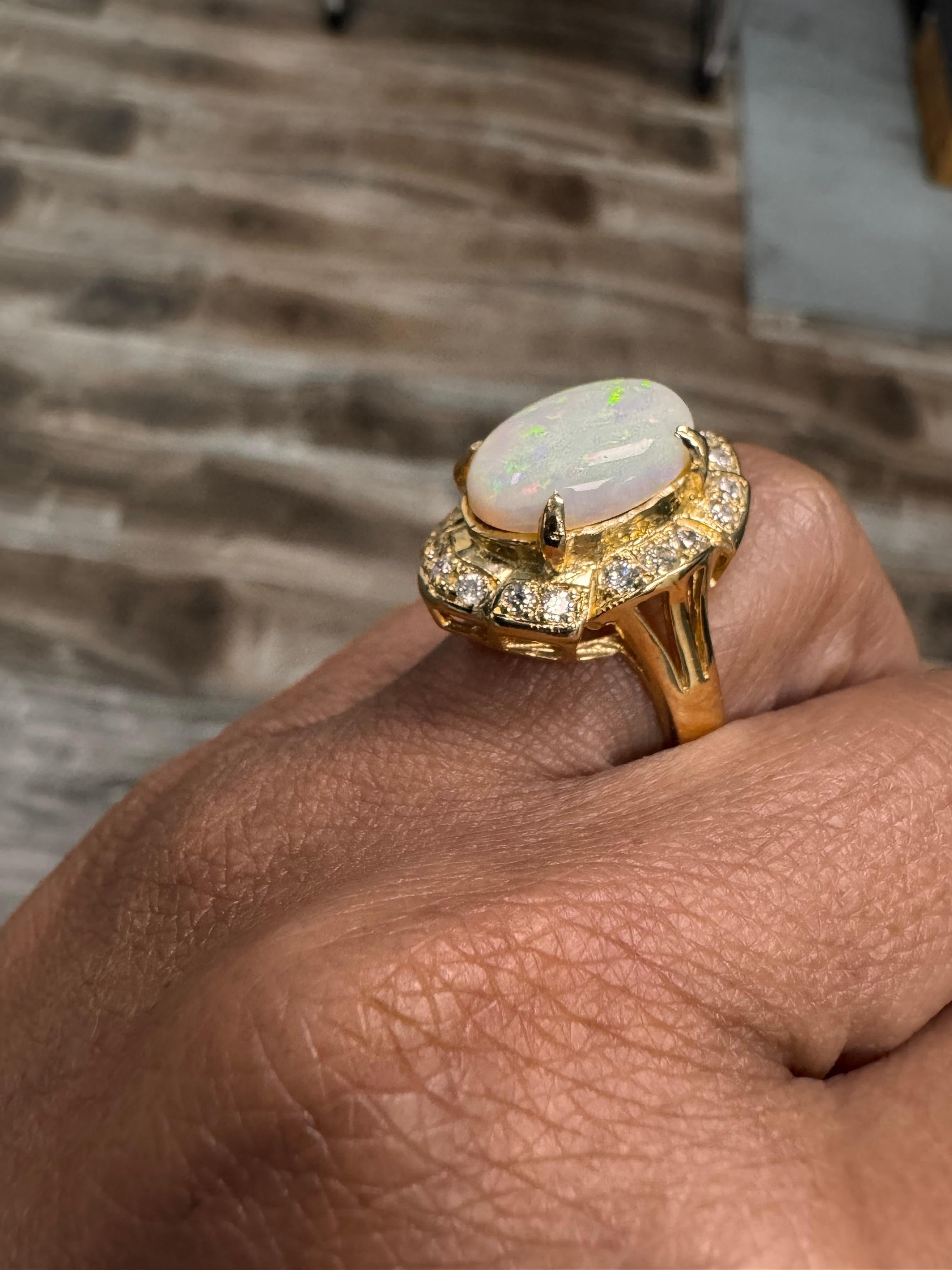 4,21 Karat Ovalschliff Natürlicher Opal Diamant Gelbgold Ring im Angebot 4