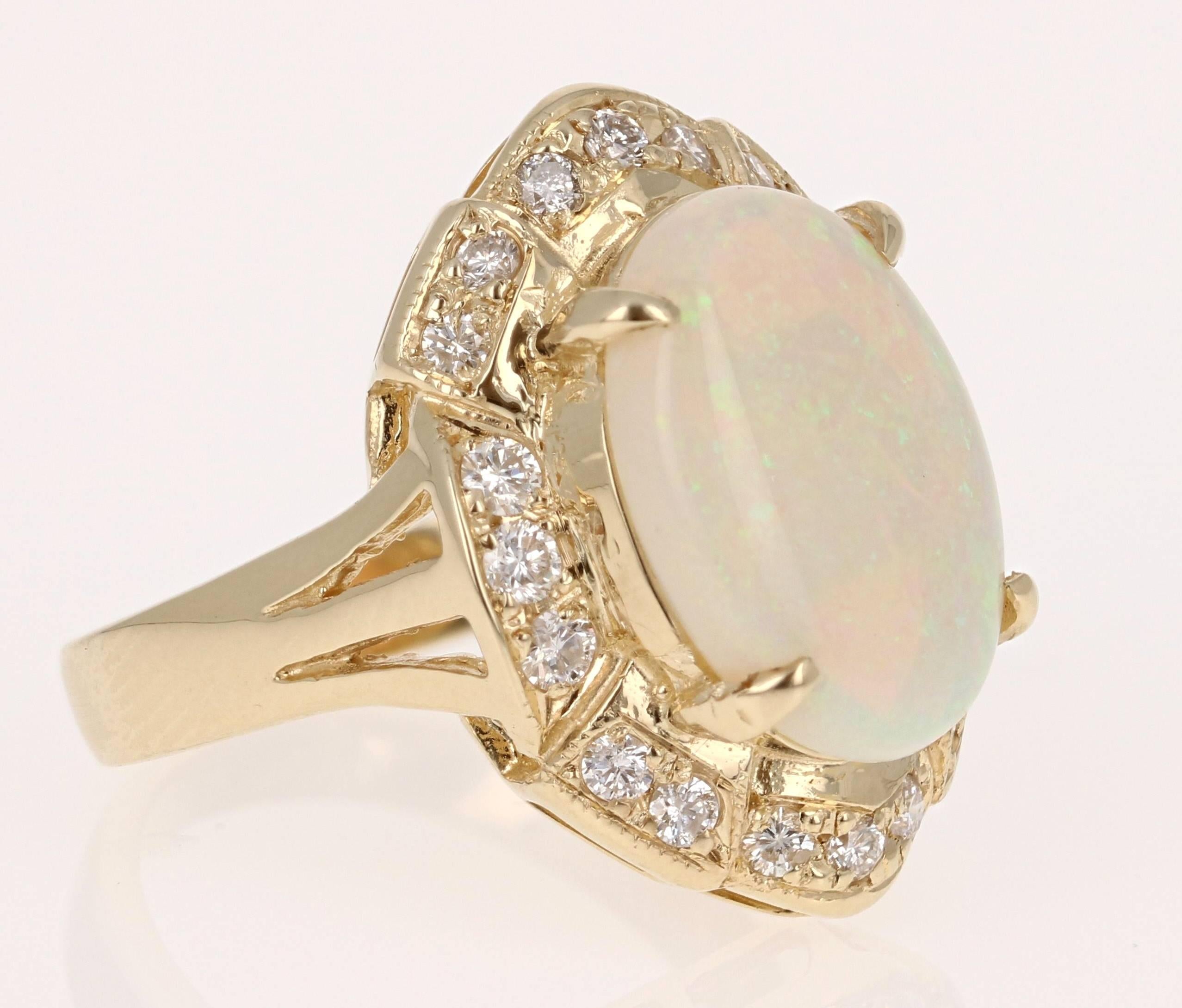 
Atemberaubende Opal und Diamant-Ring in einem 14K Gelbgold Fassung und wiegt ca. 8,2 Gramm.  Der Oval Cut Opal in diesem Ring wiegt 3,65 Karat und die Abmessungen des Opals sind 11mm x 15mm.  Der Opal ist umgeben von 20 Diamanten im Rundschliff mit