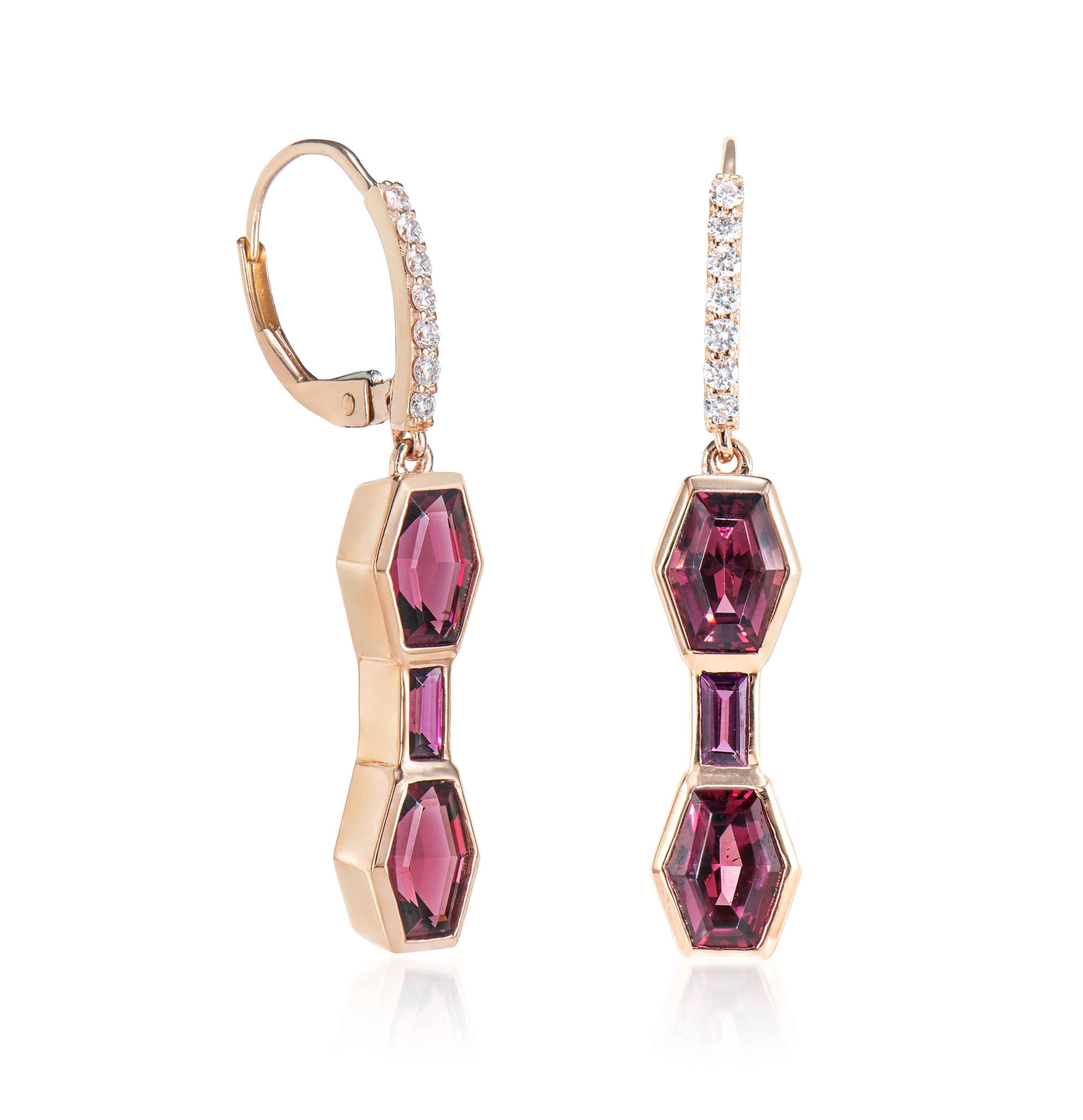 Si tratta di orecchini a goccia di rodolite fantasia a forma di esagono con tonalità rosso-rosa-violacea. Questi orecchini a goccia in oro rosa hanno un aspetto elegante e senza tempo e possono essere indossati in diverse occasioni.

Orecchini a