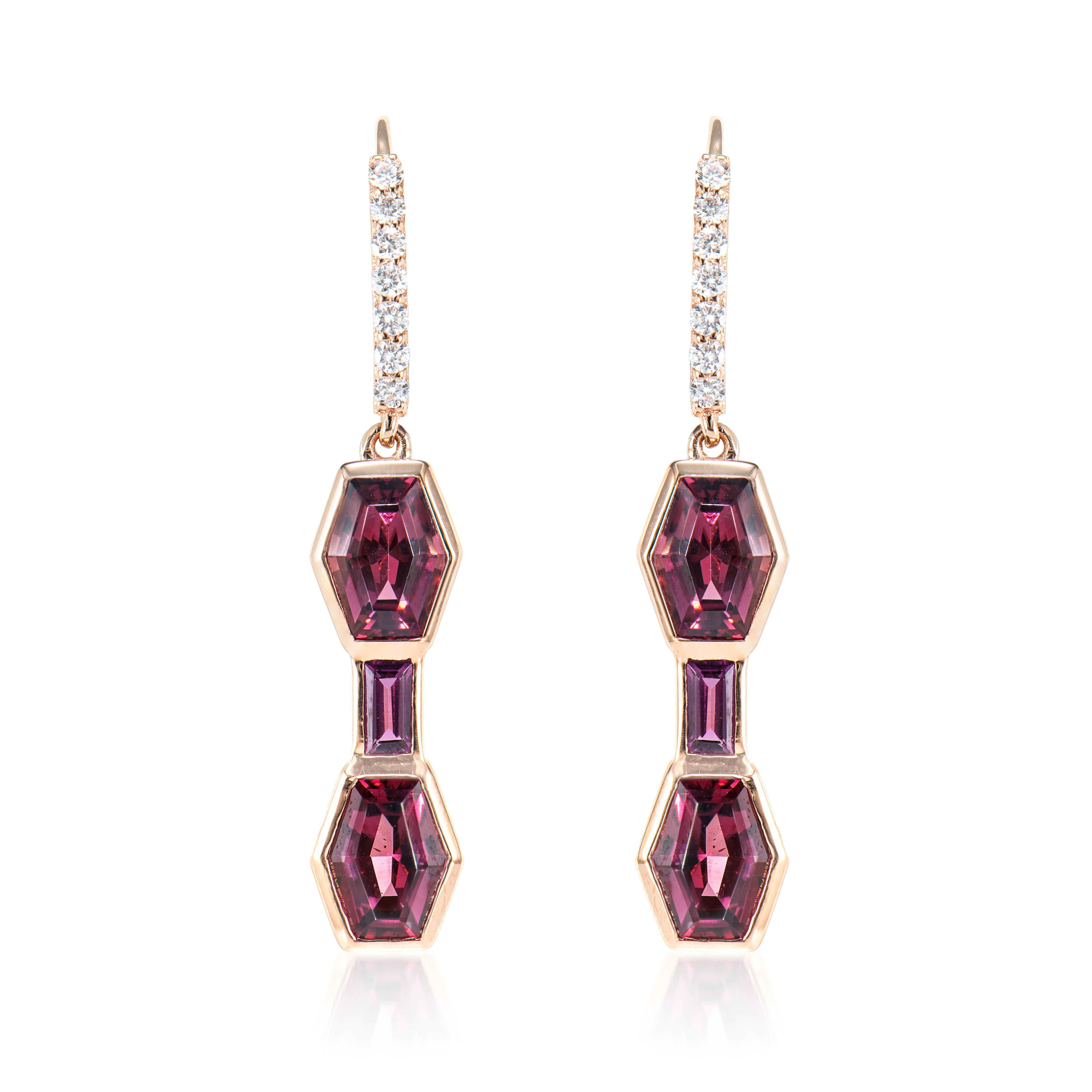Contemporaneo Sunita Nahata Rodolite 4.21ct. Orecchini a goccia in 14KRG con diamante. in vendita