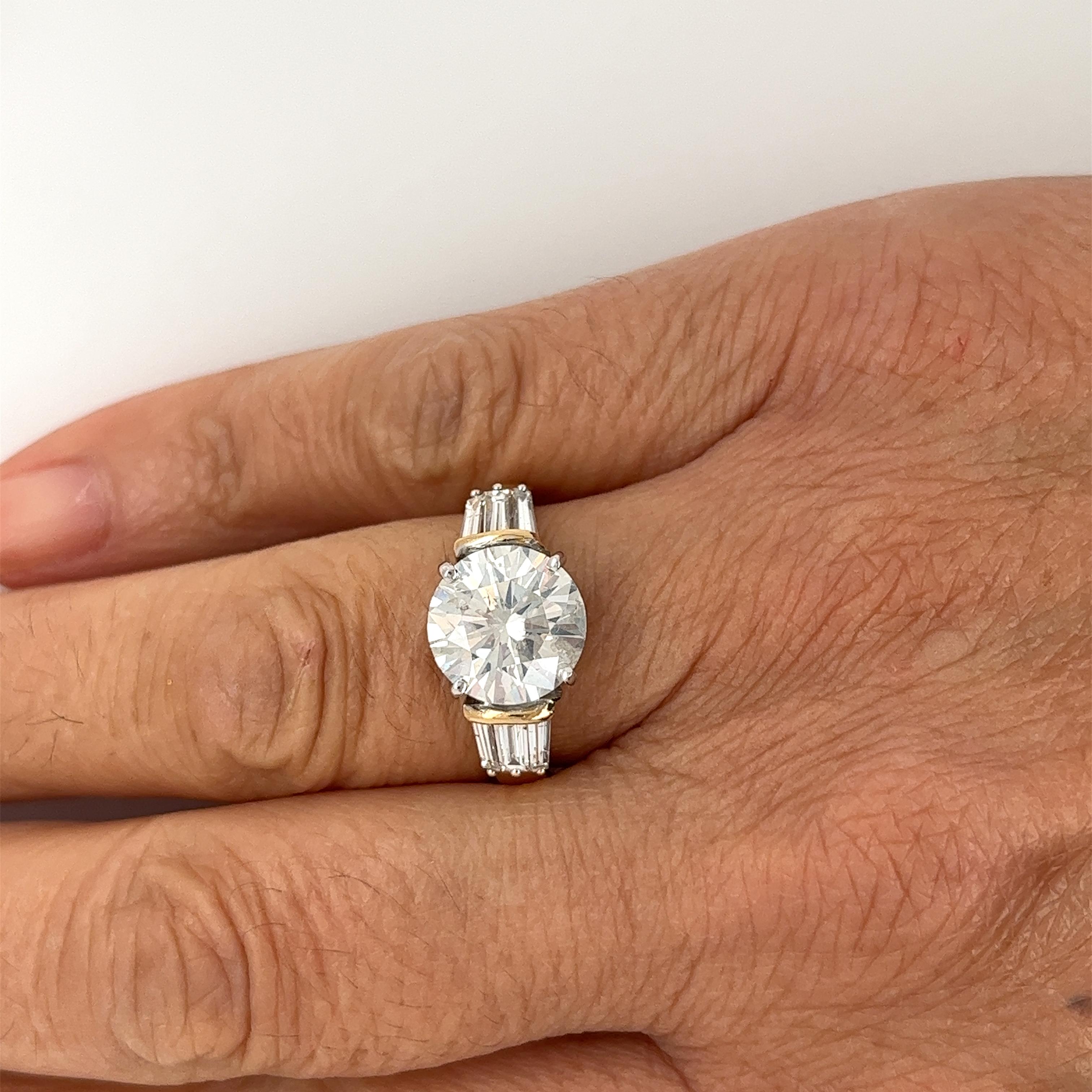 4.21 Carat Round Cut Diamond Engagement Ring and Baguettes in 2 Tone 18k Gold In New Condition For Sale In Miami, FL
