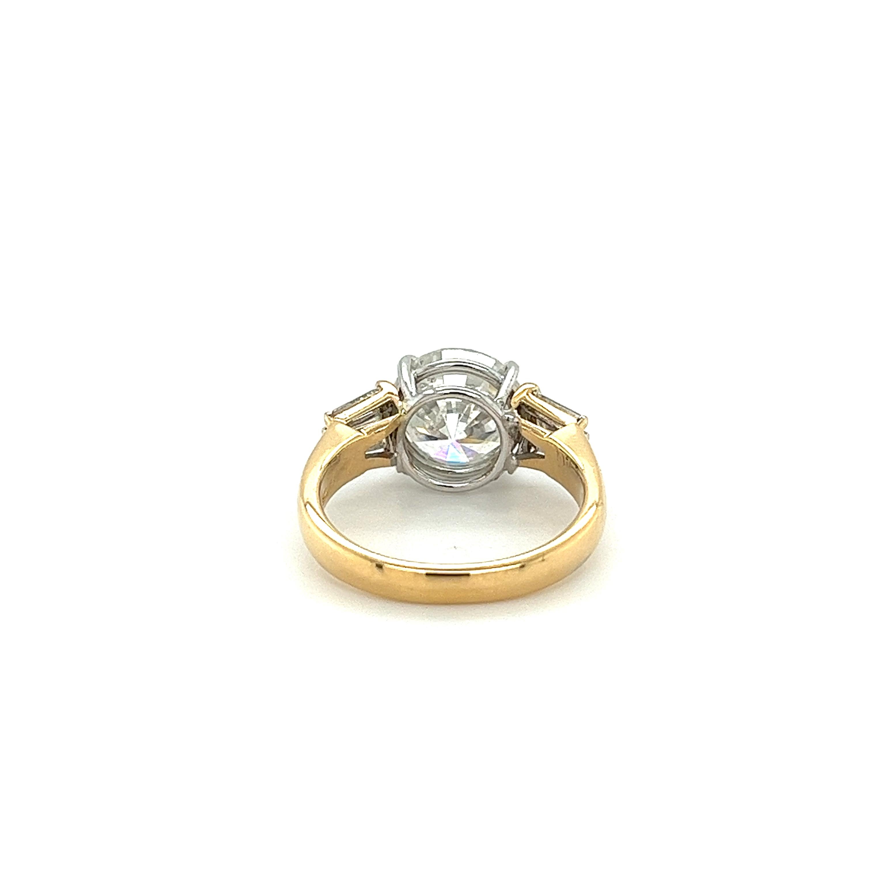 4.21 Carat Round Cut Diamond Engagement Ring and Baguettes in 2 Tone 18k Gold For Sale 1