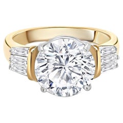 Verlobungsring mit 4,21 Karat Diamant im Rundschliff und Baguettes aus 2farbigem 18k Gold