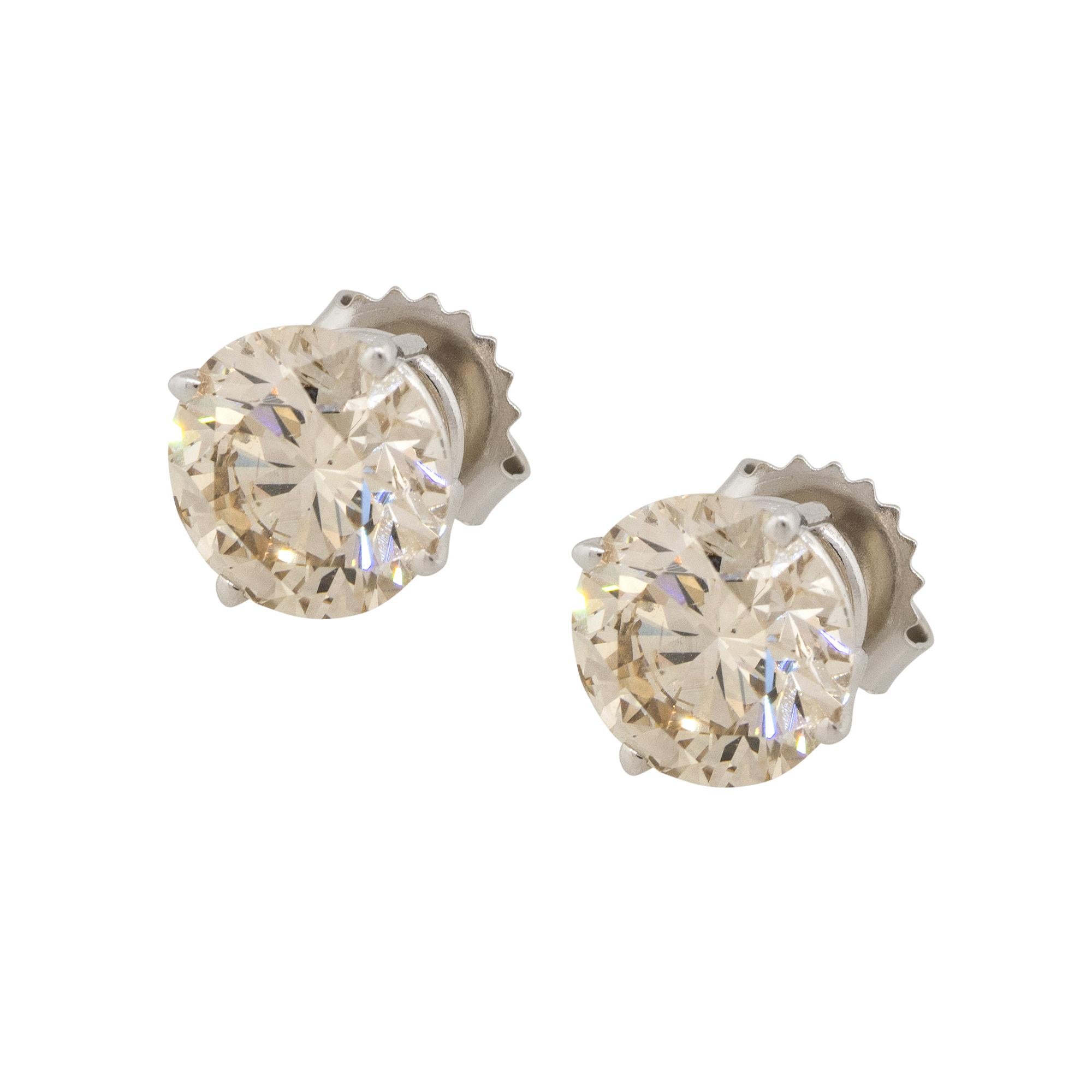 Material: 14k Weißgold
Diamant-Details: Ca. 4,21cts runde Brillanten. Diamanten sind L/M in Farbe und SI1 in Reinheit
Abmessungen: 8.1mm x 14,6mm x 8,1mm
Ohrringe Rückseiten: Spannung Post
Gesamtgewicht: 1,9g (1,2dwt)
Zusätzliche Details: Dieser