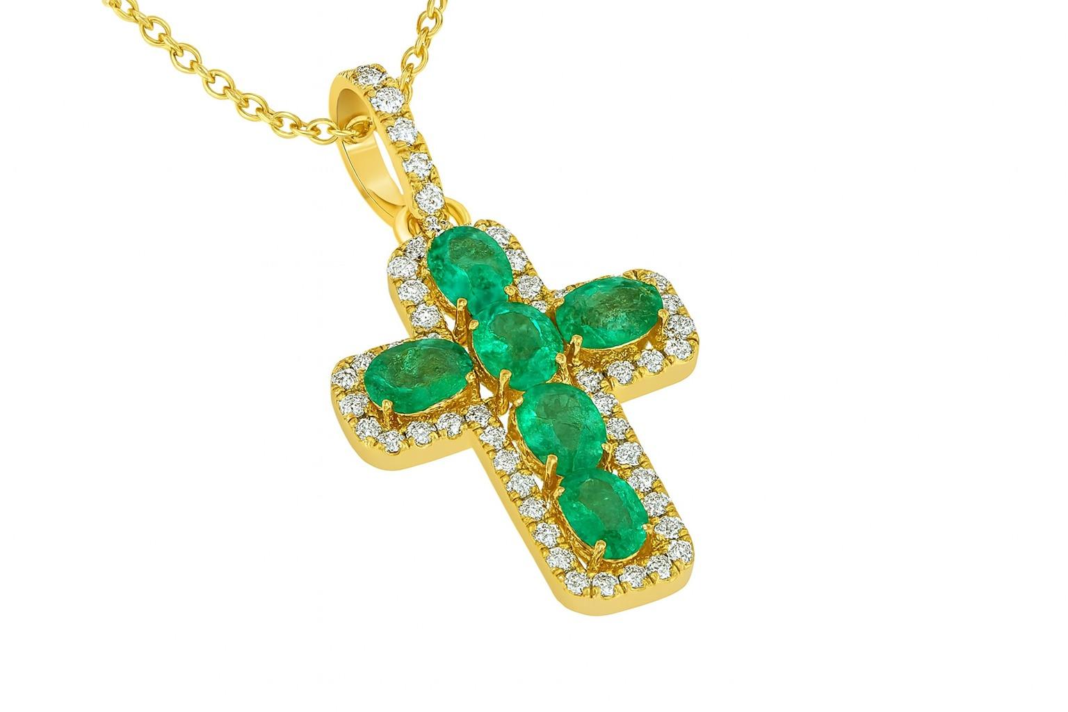 Ein außergewöhnlich hochwertiger Anhänger mit zeitlosem Kreuzdesign, gefertigt aus massivem 18-karätigem Gold und besetzt mit natürlichen Edelsteinen von höchster Qualität. Die leuchtend grünen Smaragde wiegen insgesamt 2,95 Karat und werden durch