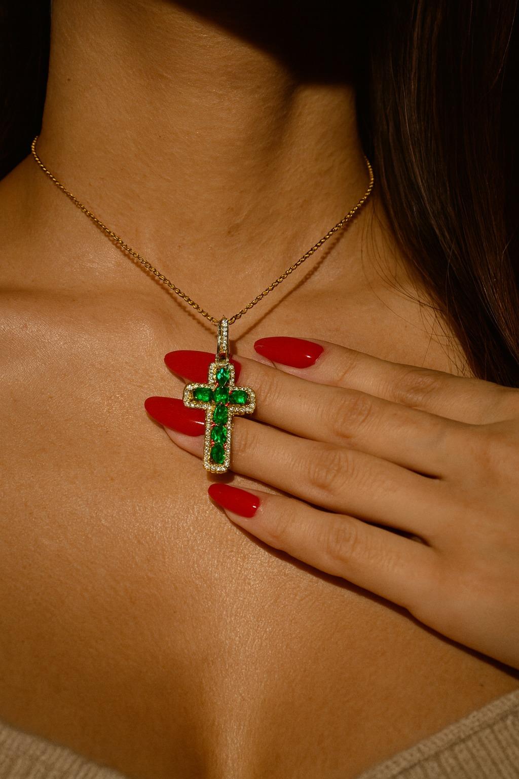 4,21 Karat 18K Solid Gold Smaragd-Diamant-Kreuz-Anhänger Damen im Angebot