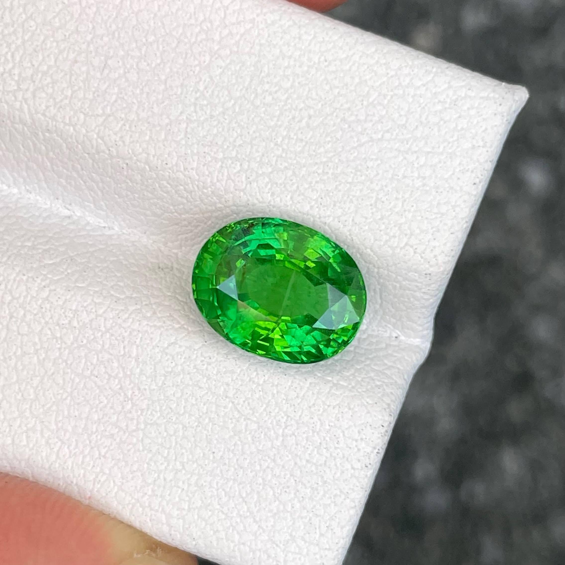 4.21 carats Vivid Green Tsavorite Garnet Stone Oval Cut Tanzanian Gemstone In New Condition For Sale In Bangkok, TH