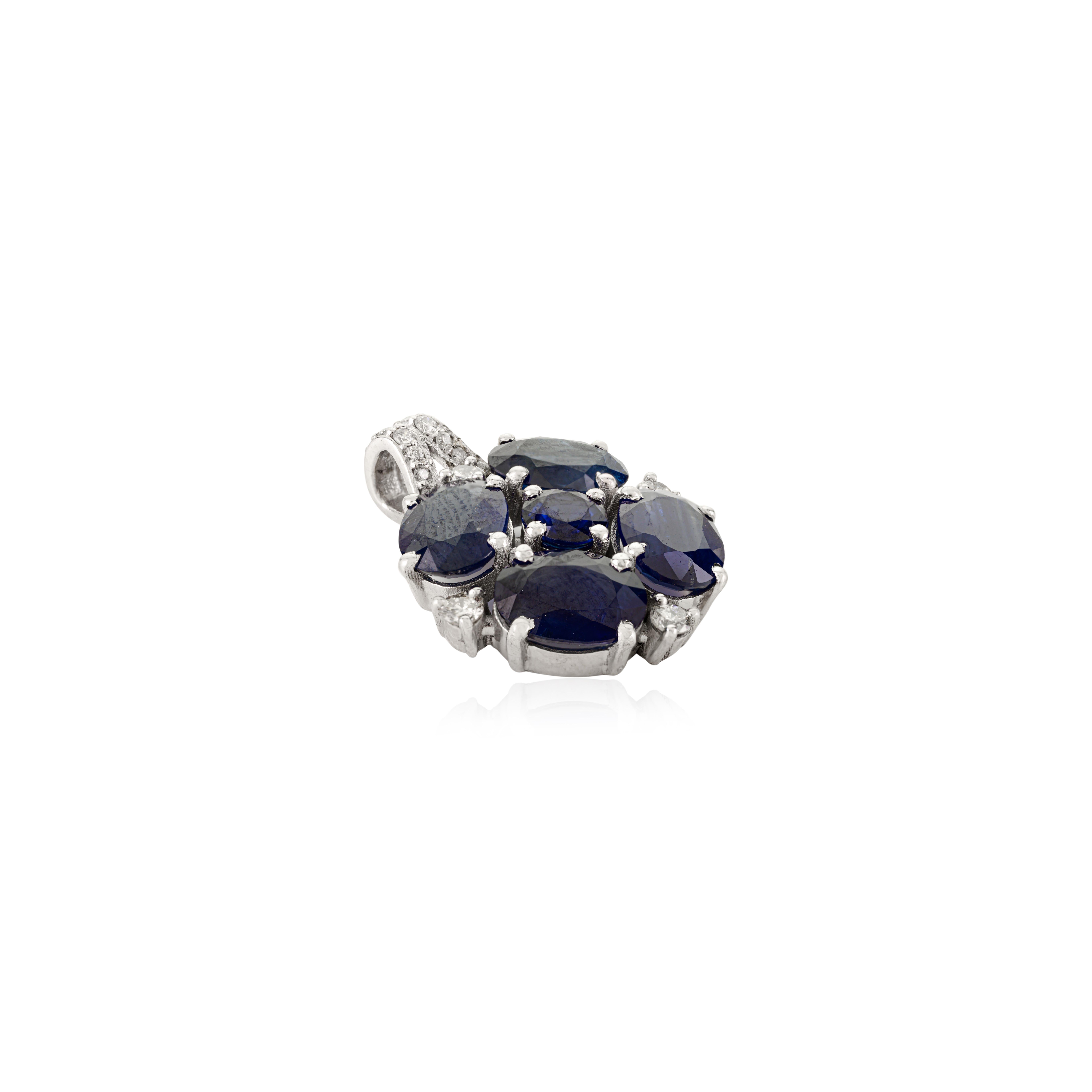 Art déco 4.21 CT Natural Oval Cut Blue Sapphire Diamond Cluster Pendant in 14k White Gold en vente