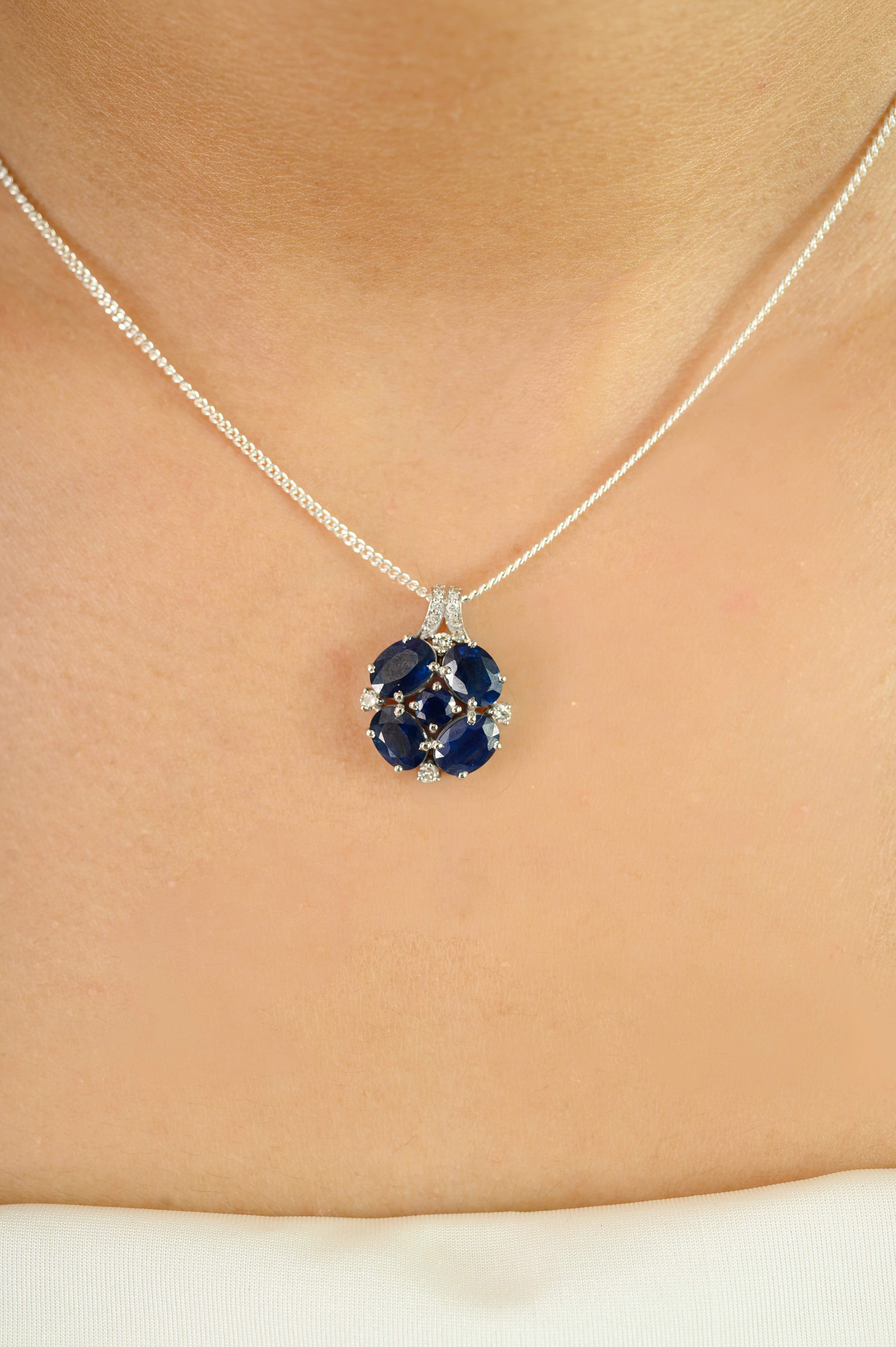 Taille ovale 4.21 CT Natural Oval Cut Blue Sapphire Diamond Cluster Pendant in 14k White Gold en vente
