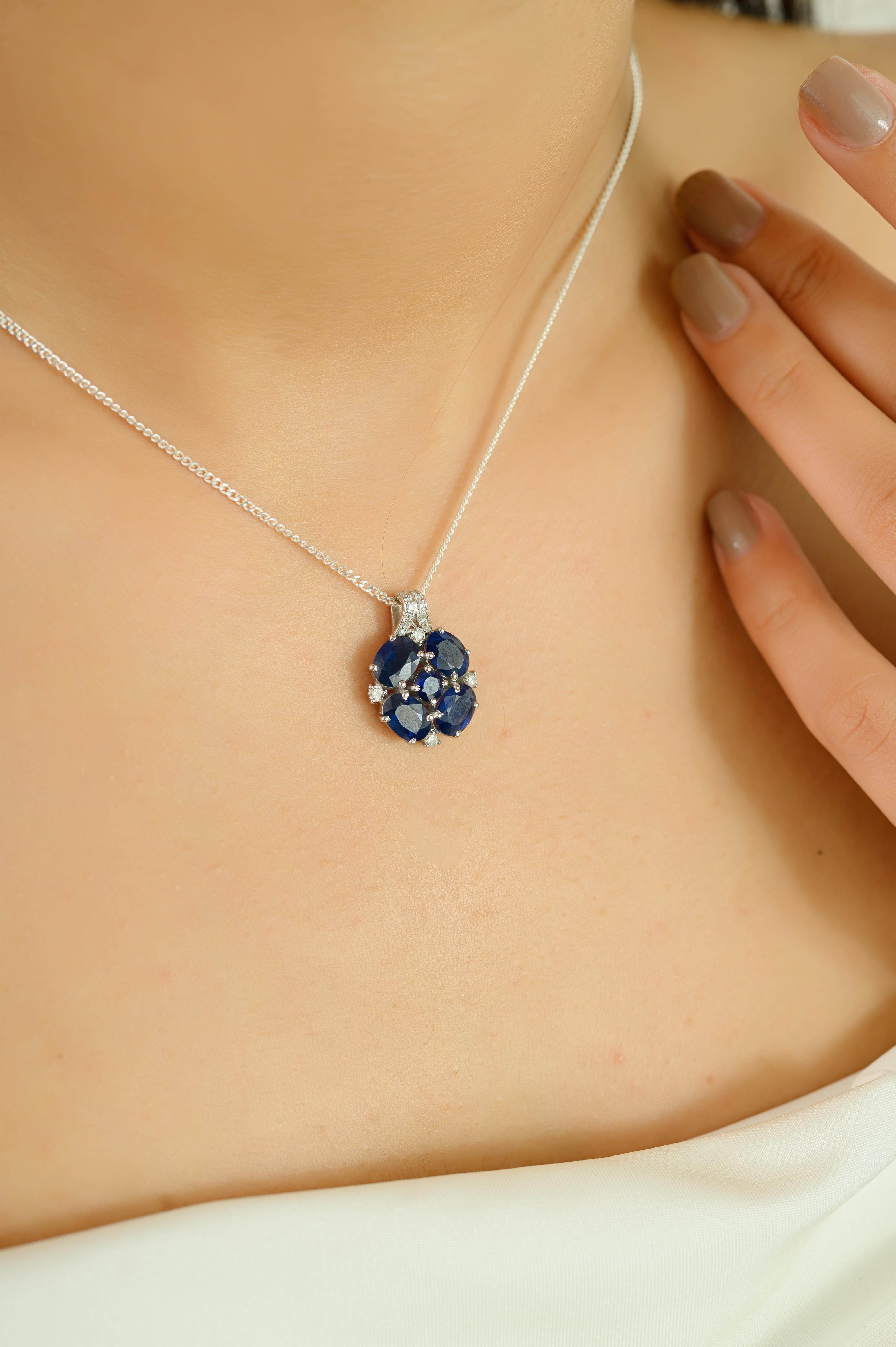 4.21 CT Natural Oval Cut Blue Sapphire Diamond Cluster Pendant in 14k White Gold en vente 2