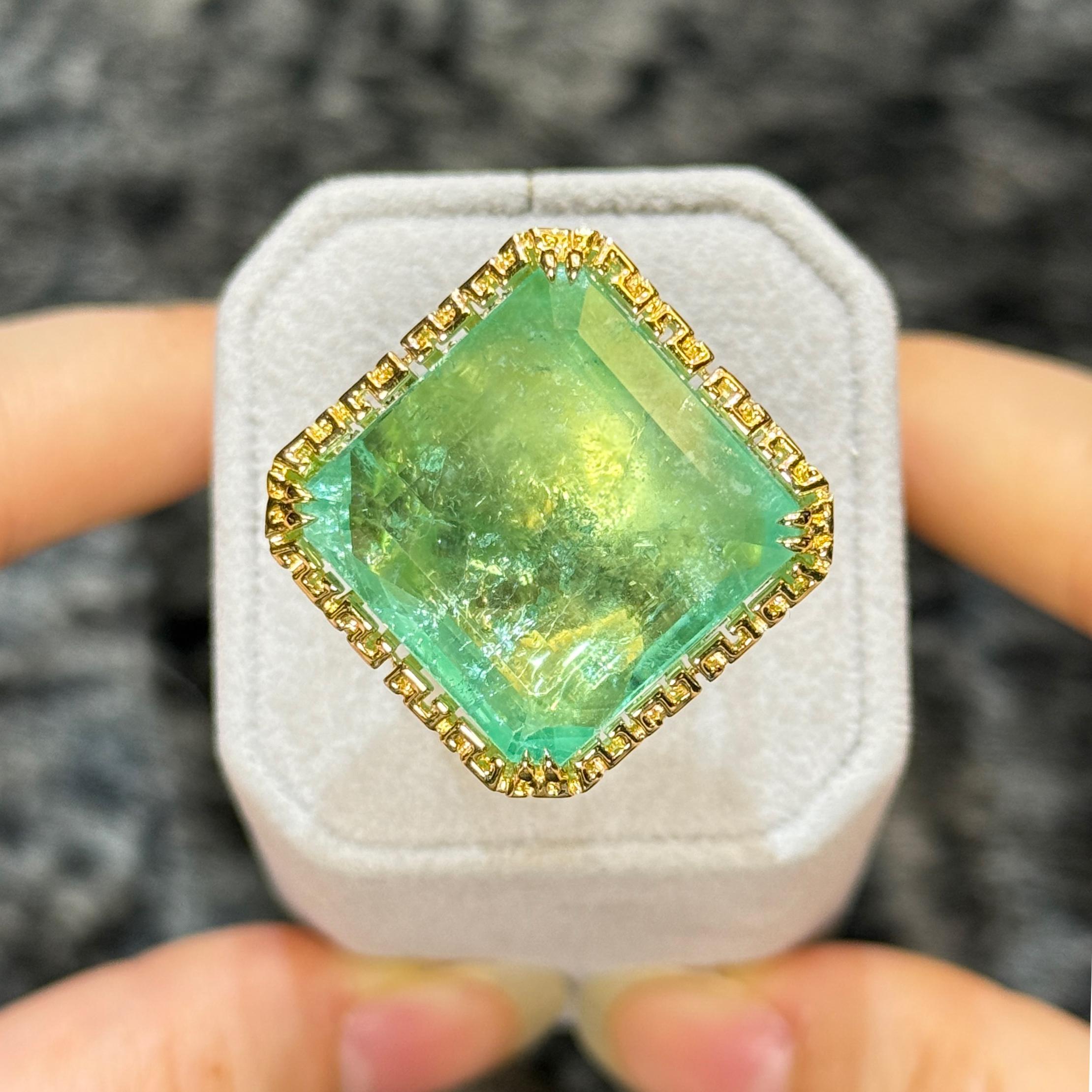 42.13 Carat Colombian Emerald Massive Head Turner 18K Heavy Gold Ring en vente 4