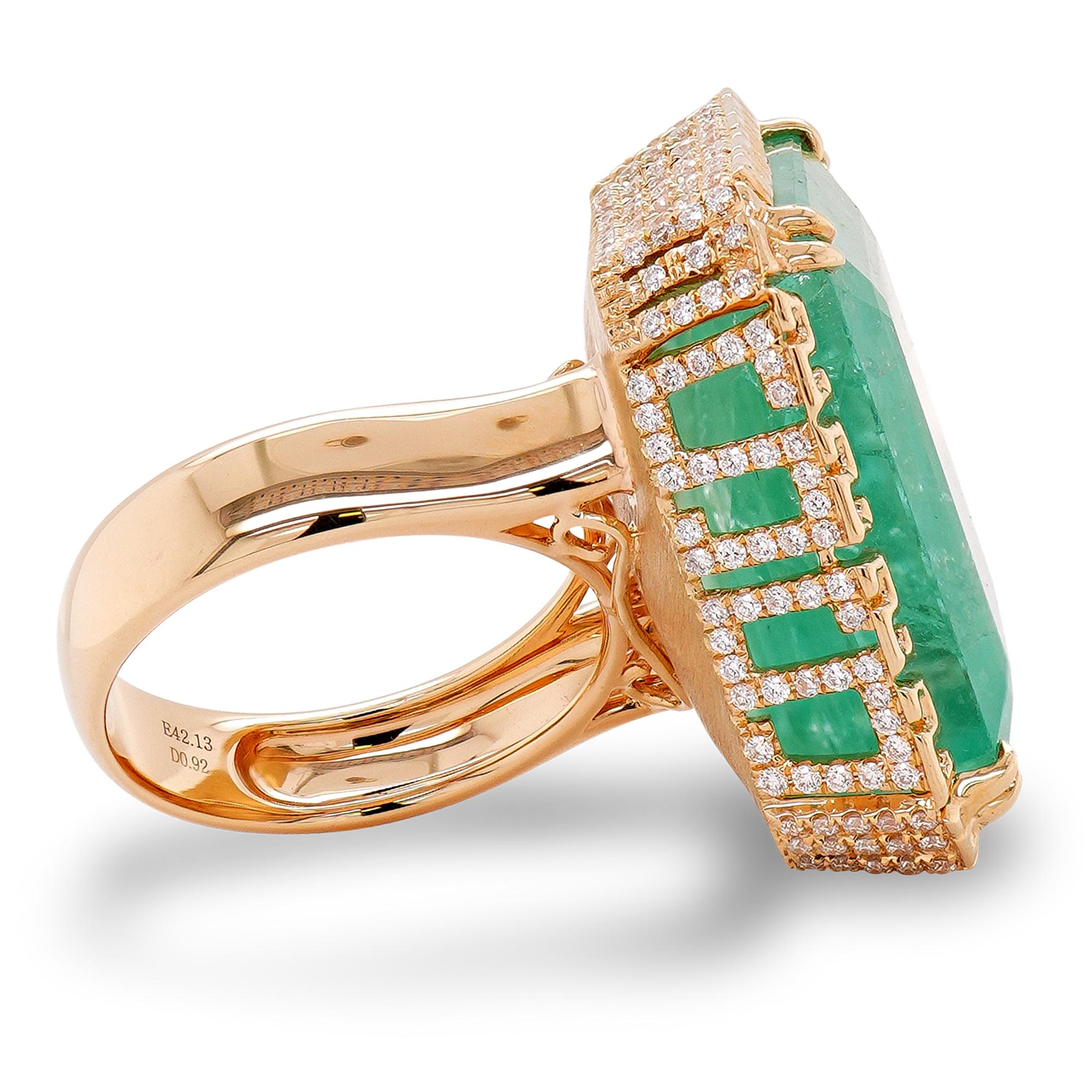 Fai una dichiarazione indimenticabile con questo anello con smeraldo colombiano da 42,13 carati, un vero capolavoro di opulenza e lusso. Con uno straordinario smeraldo proveniente dalle miniere colombiane di fama mondiale, questa gemma mostra una