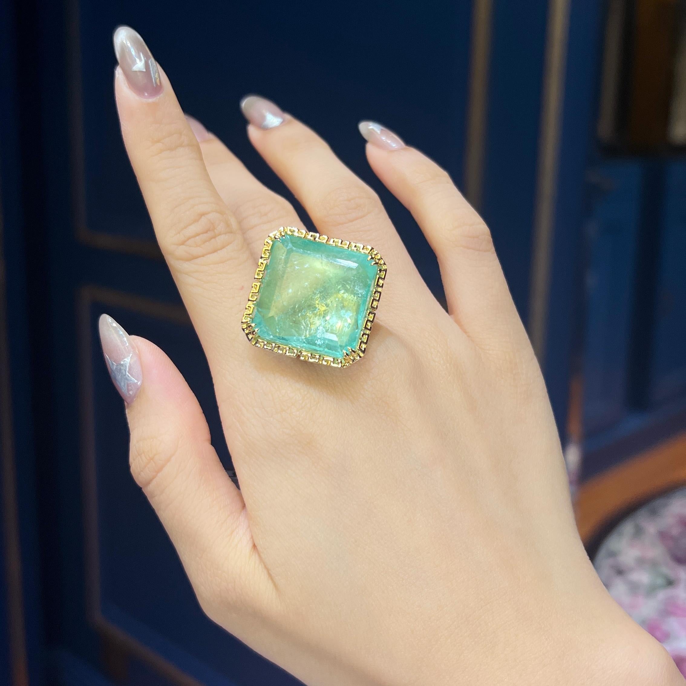 da uomo o donna 42,13 carati di smeraldo colombiano Massive Head Turner Anello in oro pesante 18 carati in vendita