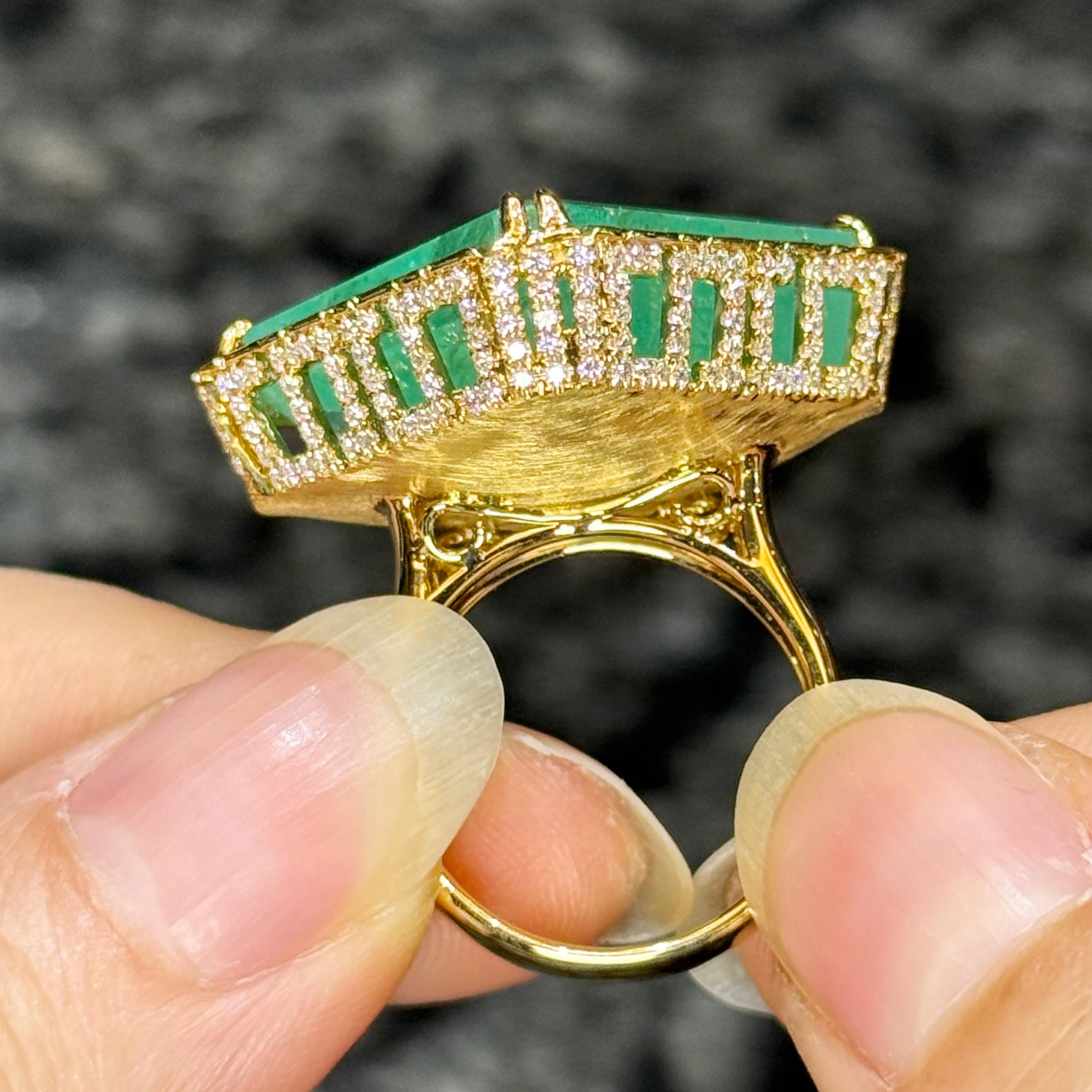 42.13 Carat Colombian Emerald Massive Head Turner 18K Heavy Gold Ring en vente 1