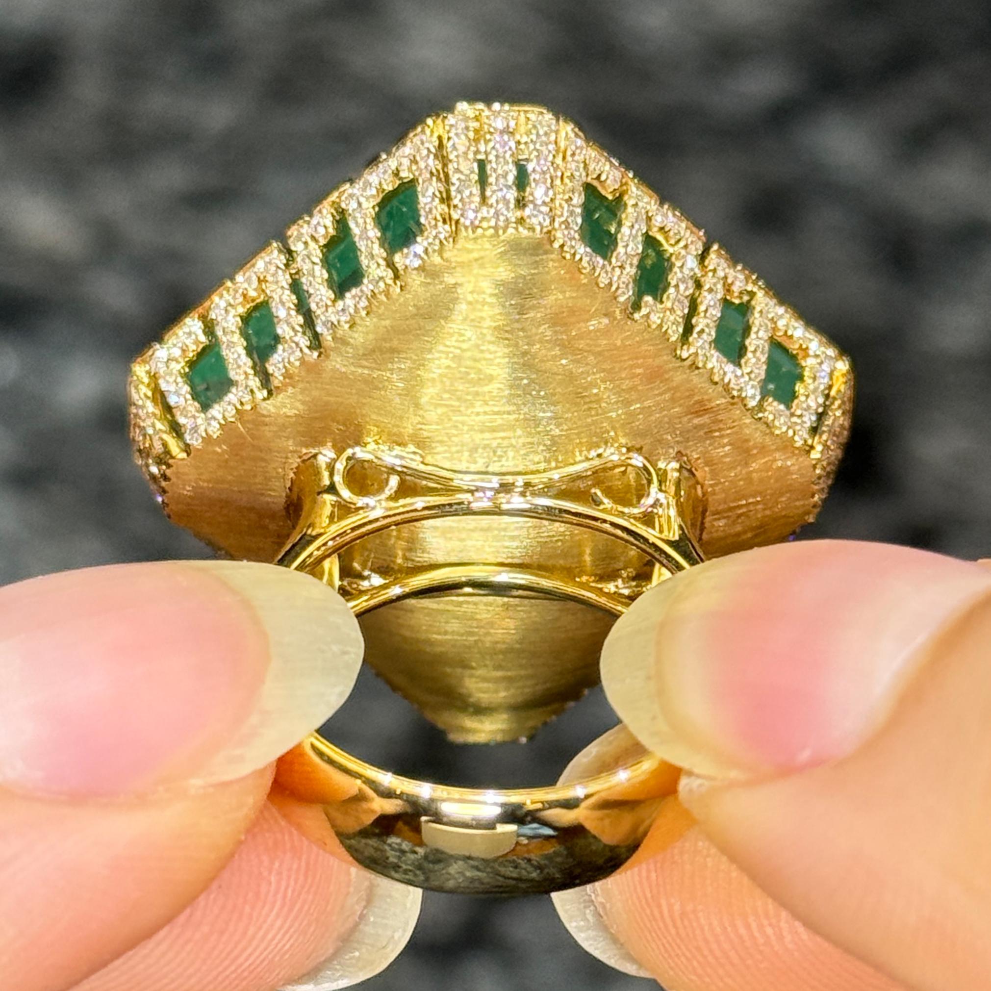 42.13 Carat Colombian Emerald Massive Head Turner 18K Heavy Gold Ring en vente 2